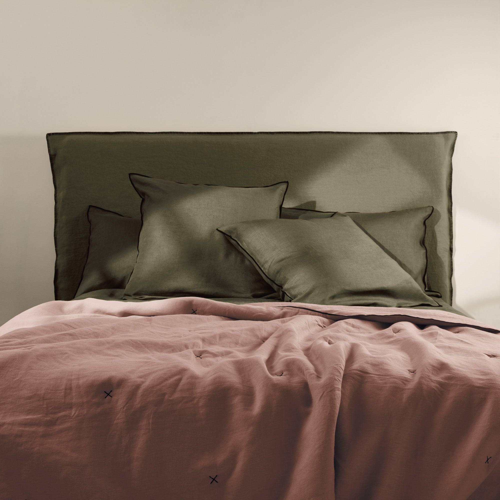 Couvre-lit matelassé 225x280 cm Rose et bourdon noir en Lin CARLINA
