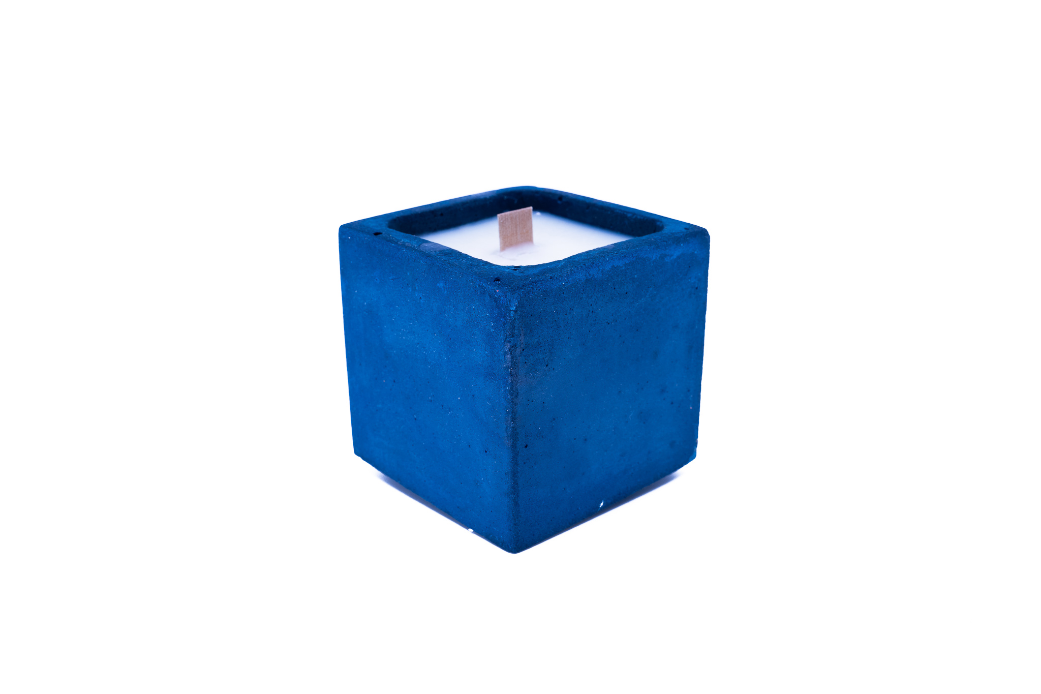 Bougie en béton coloré bleu fleur de monoï Bougie en béton coloré bleu fleur de monoï