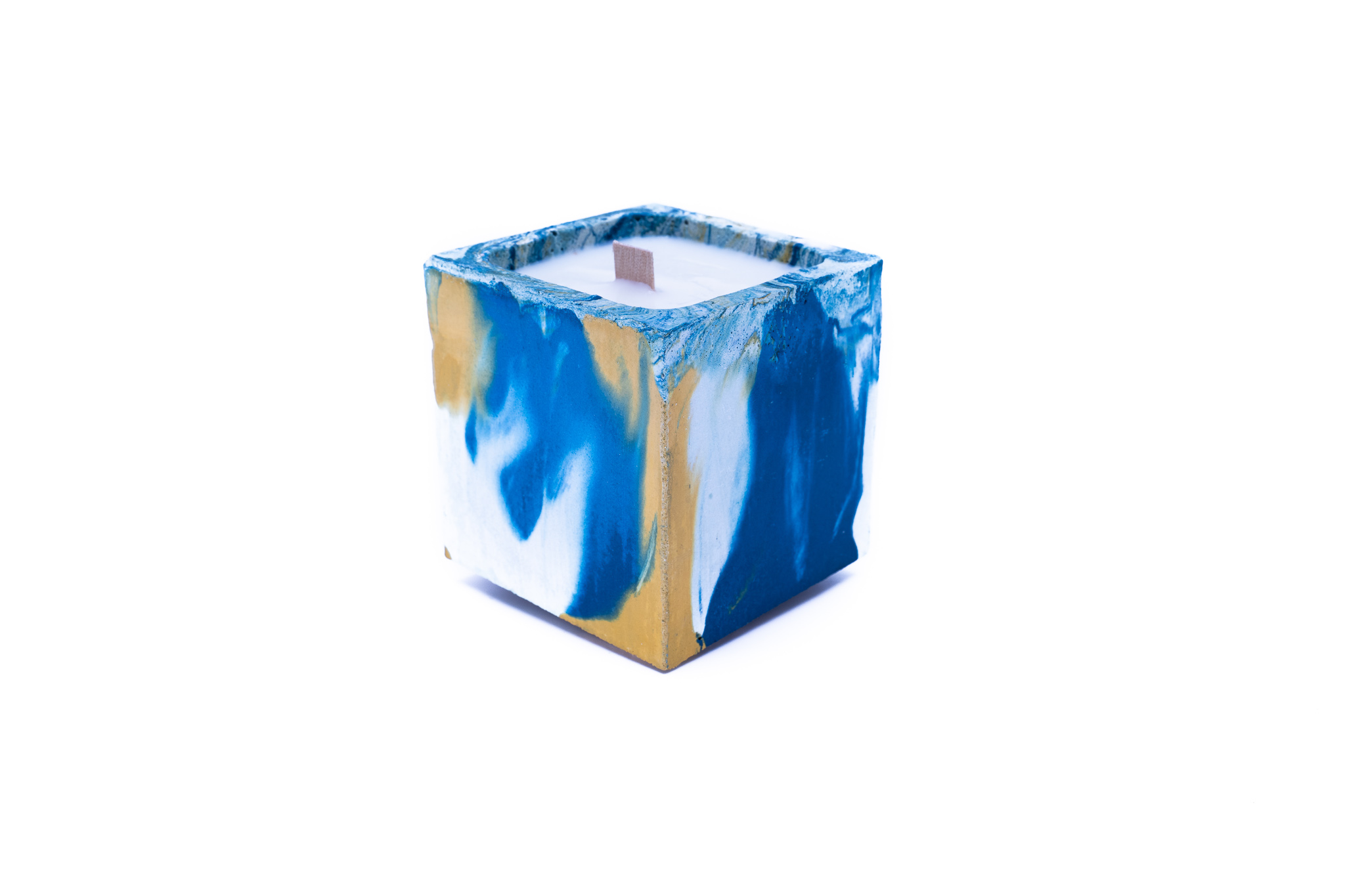 Bougie en béton coloré marbré bleu et jaune fleur de monoï Bougie en béton coloré marbré bleu et jaune fleur de monoï