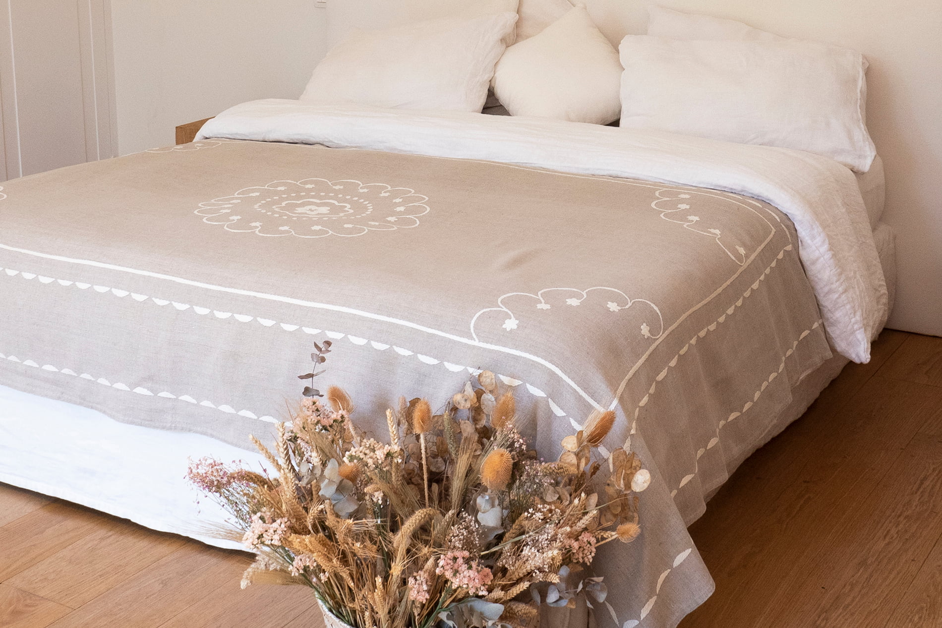 SO'ZANA - Jeté de lit brodé à la main en lin naturel 240x140 cm (photo) SO'ZANA - Jeté de lit brodé à la main en lin naturel 240x140 cm