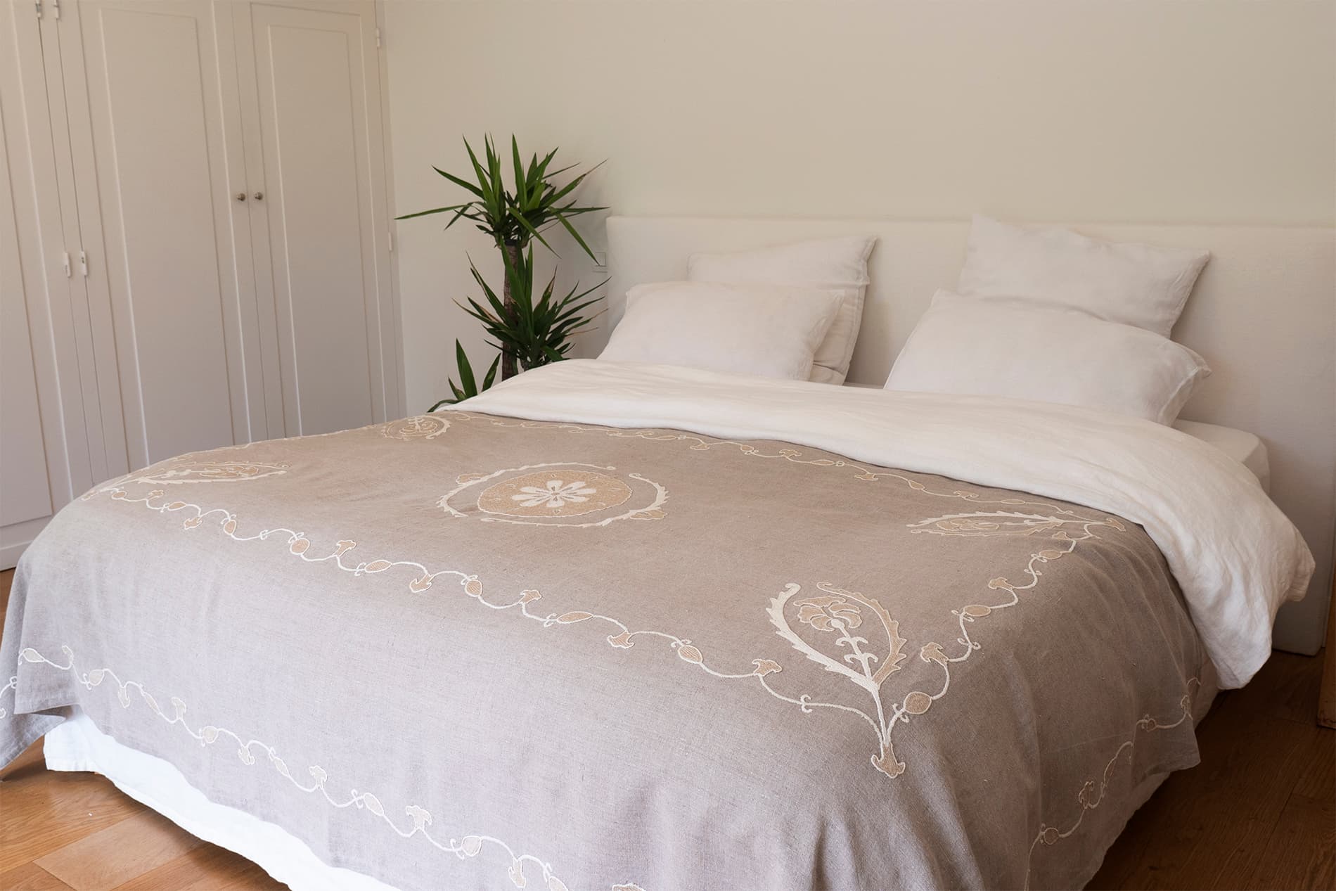 SITORA - Jeté de lit brodé à la main en lin naturel 240x140 cm (photo) SITORA - Jeté de lit brodé à la main en lin naturel 240x140 cm