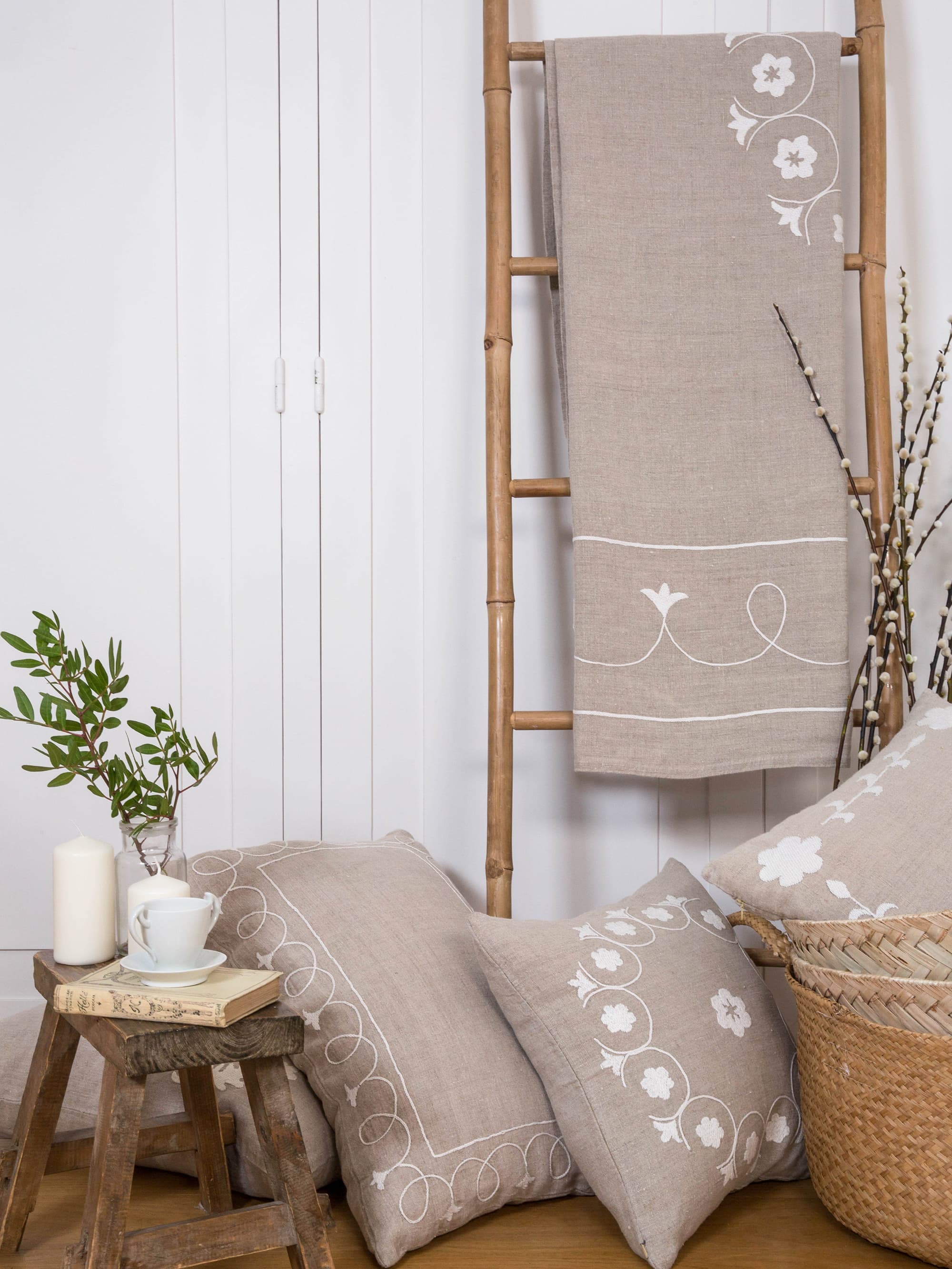 SHAMYA - Jeté de lit brodé à la main en lin naturel 240x140 cm (photo) SHAMYA - Jeté de lit brodé à la main en lin naturel 240x140 cm