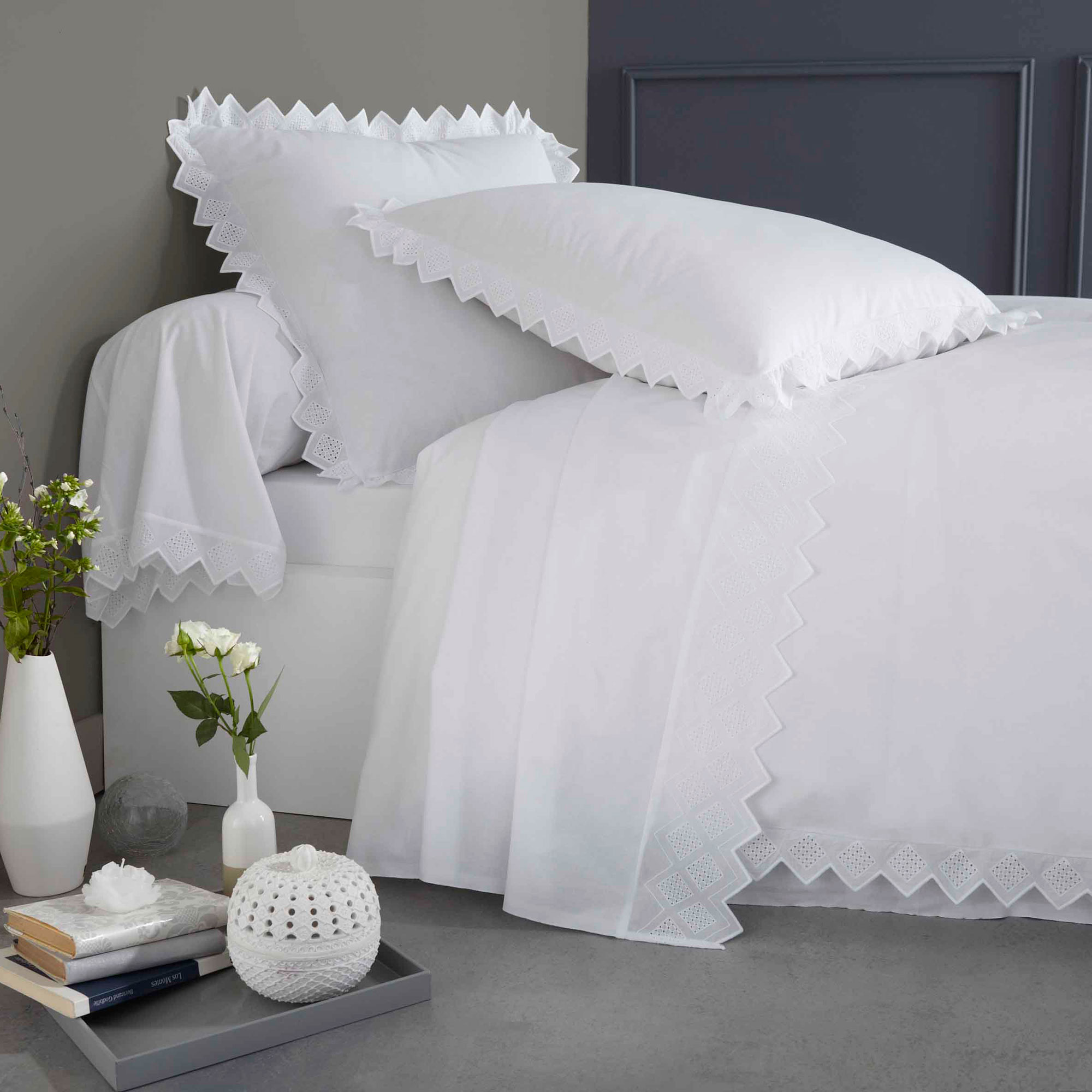 Housse de couette brodée en coton blanc 240x220