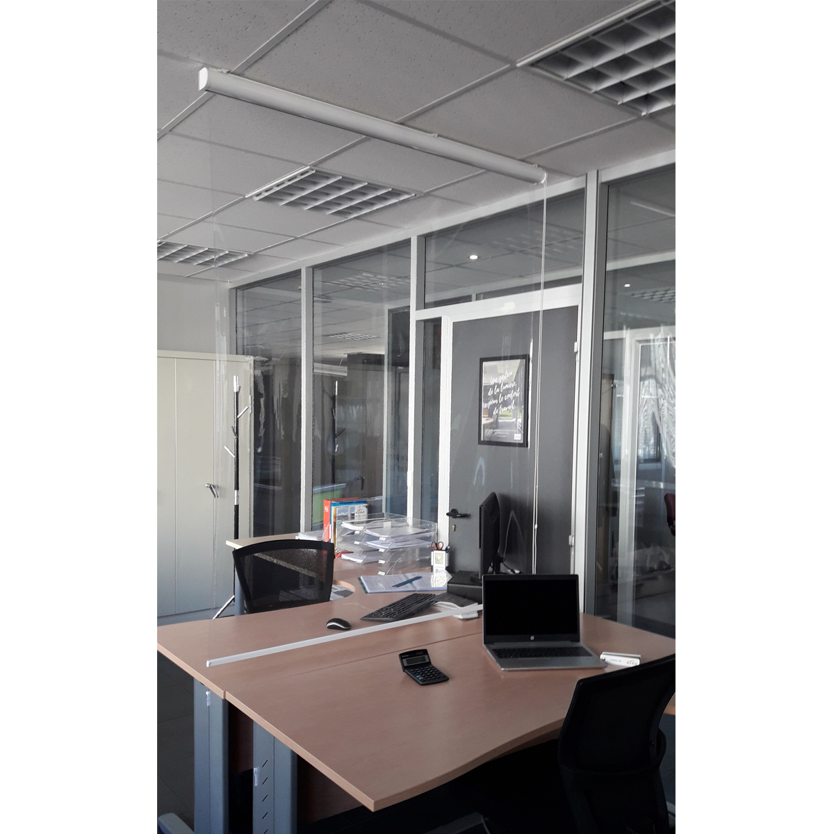 Rideau non feu m1 tamisant imprimé d'écritures polyester rouge 260x140 Rideau non feu m1 tamisant imprimé d'écritures polyester rouge 260x140