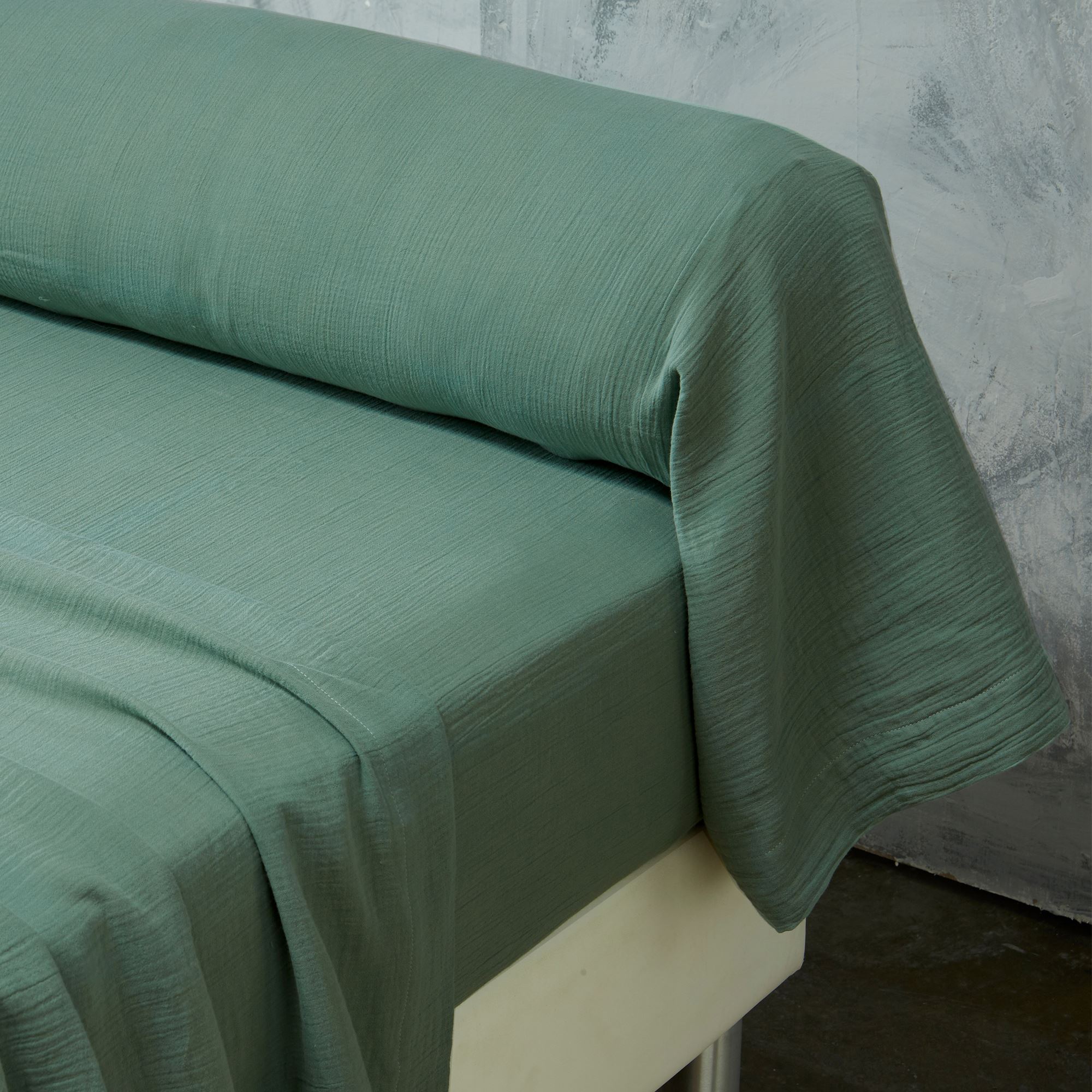 Drap-housse 90x200 en gaze de coton vert céladon (photo) Drap-housse 90x200 en gaze de coton vert céladon