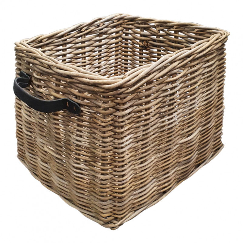 Panier carré en kubu naturel tressé et poignée simili cuir Panier carré en kubu naturel tressé et poignée simili cuir