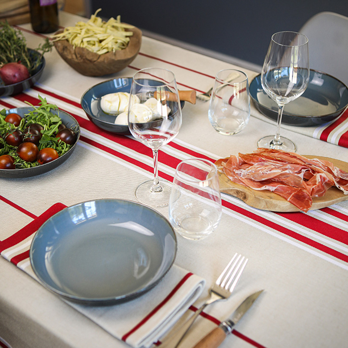 Nappe 12 couverts en coton bordeaux 350x170cm (photo) Nappe 12 couverts en coton bordeaux 350x170cm