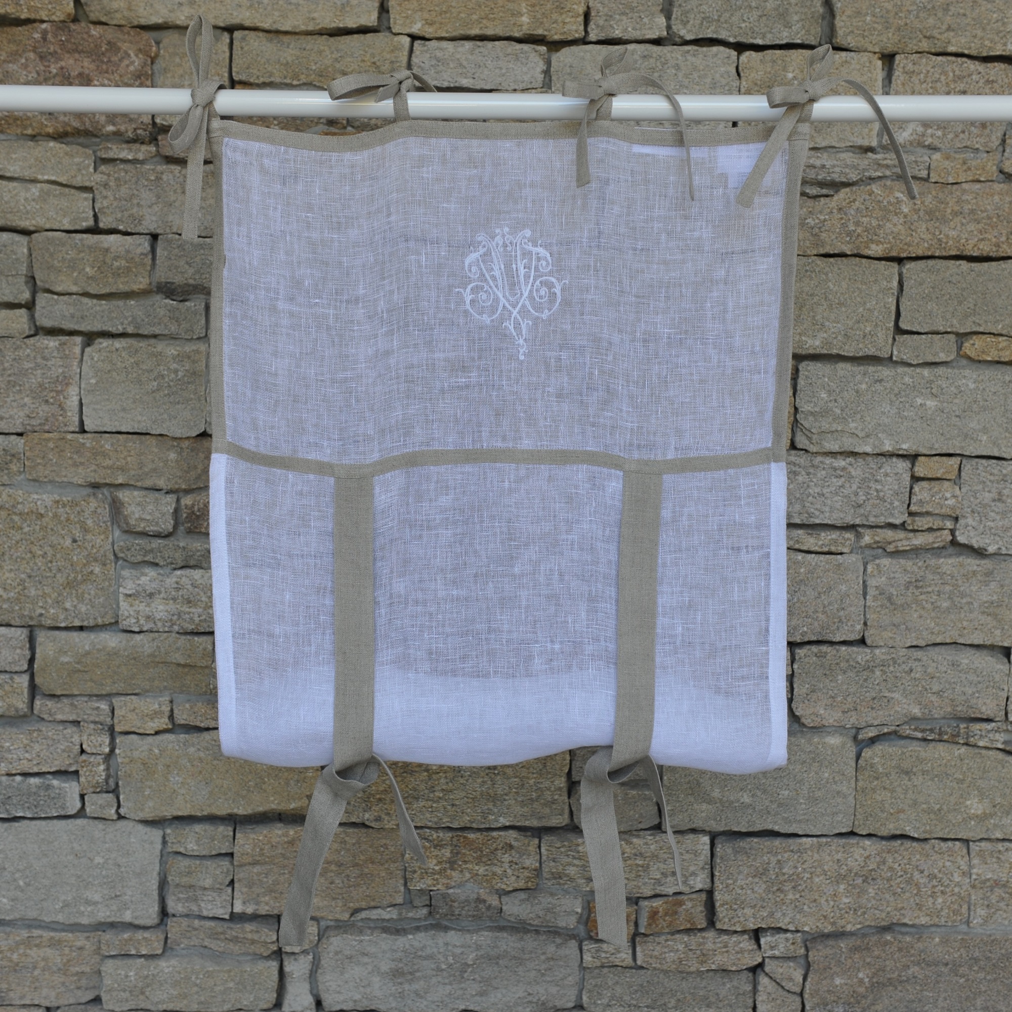 Store en lin blanc naturel avec monogramme 45X70 CM (photo) Store en lin blanc naturel avec monogramme 45X70 CM