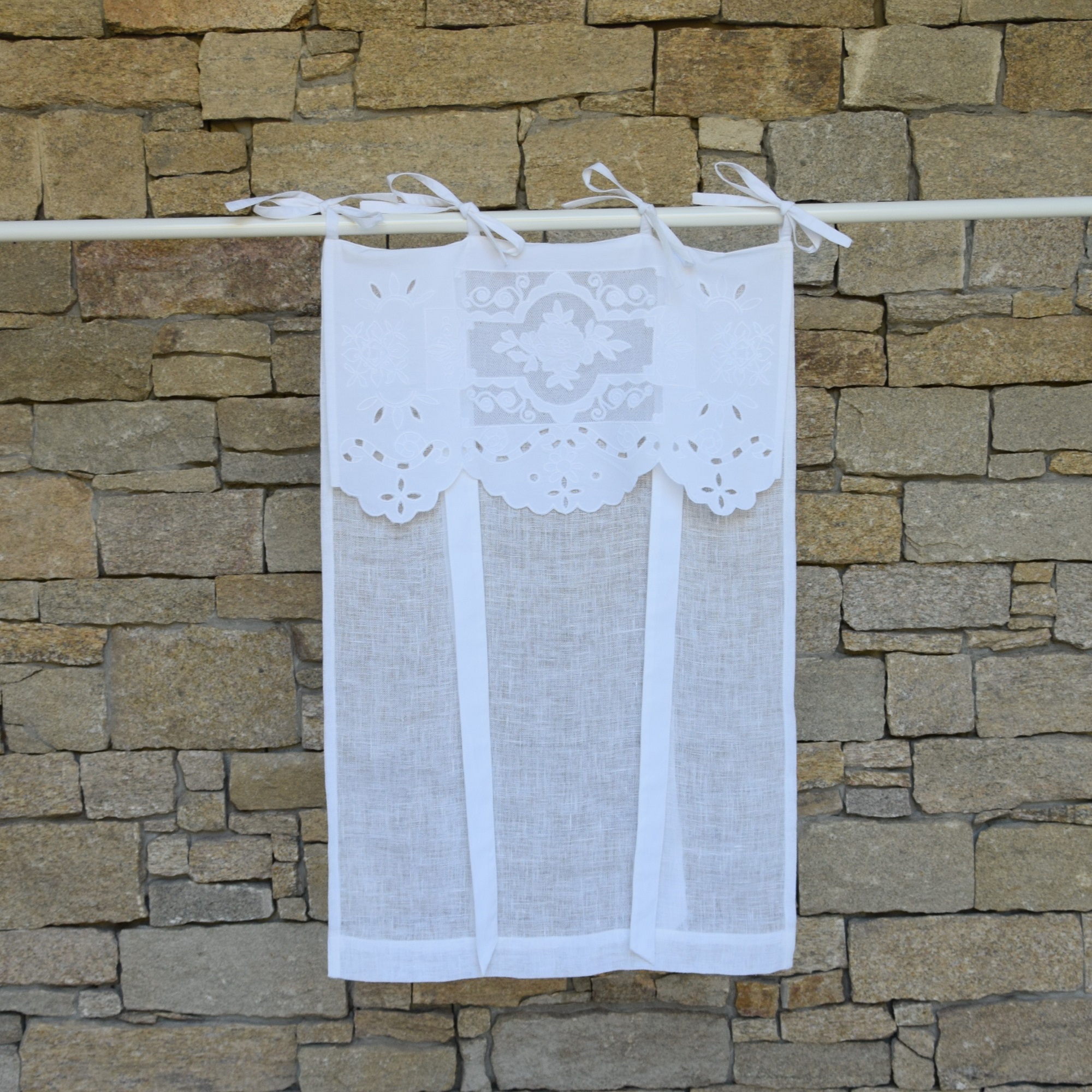 Store en lin blanc et broderies 80X160 CM (photo) Store en lin blanc et broderies 80X160 CM