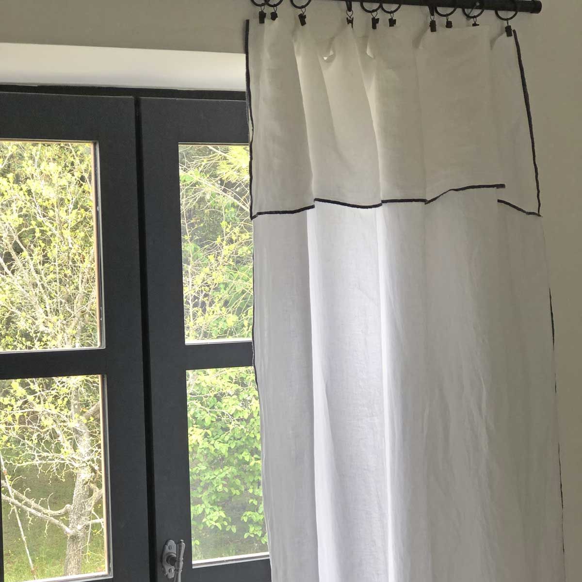 Nappe en lin lavé et surjet blanc - 170 x 250 Nappe en lin lavé et surjet blanc - 170 x 250