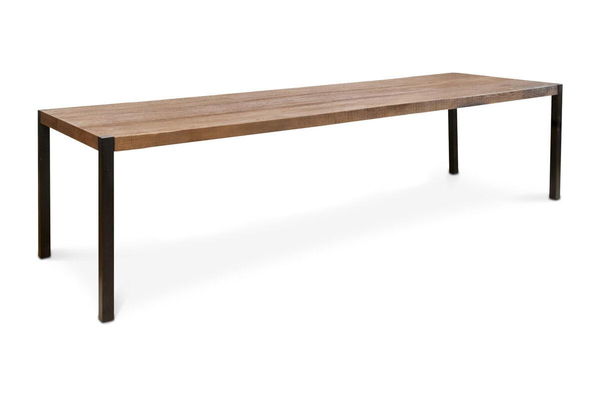 Grande table de repas en bois marron Grande table de repas en bois marron
