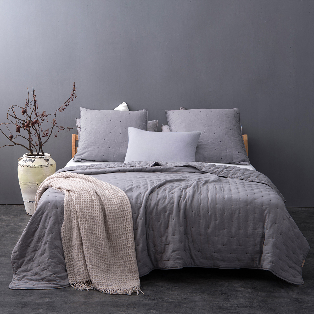 Couvre lit matelassé et moelleux polyester gris clair 240x180