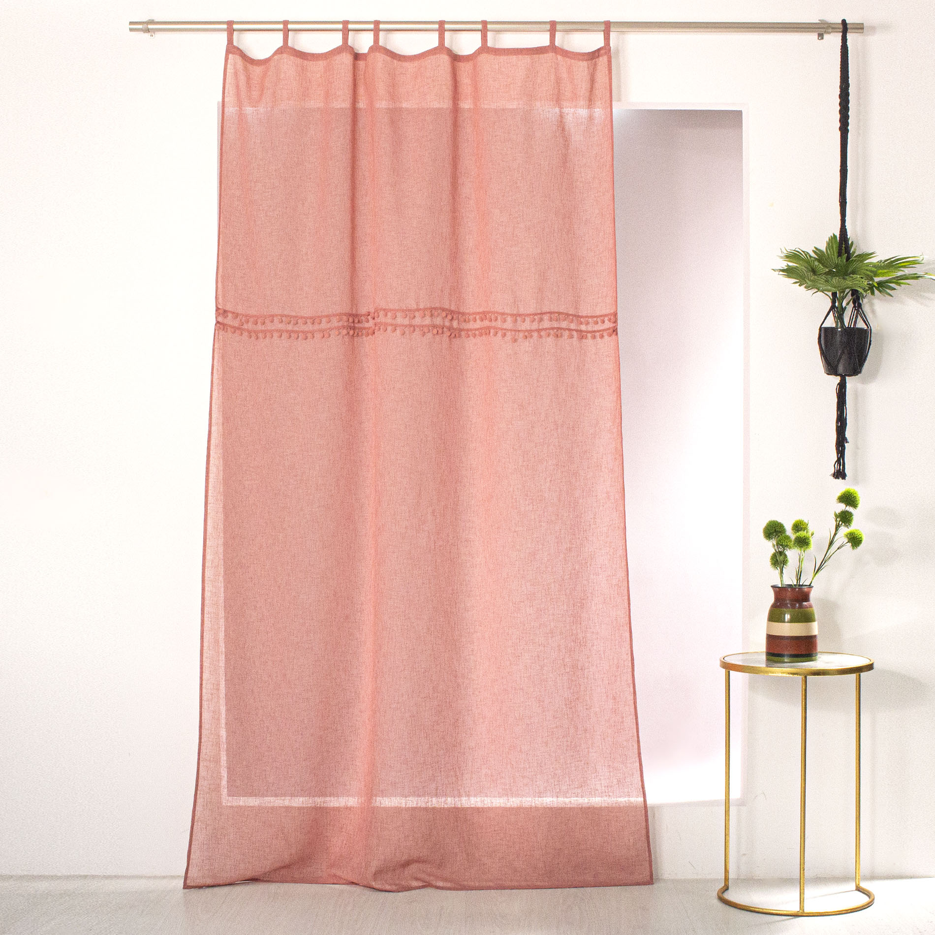 Voilage à passants effet lin et pompons polyester rose 240x140 (photo) Voilage à passants effet lin et pompons polyester rose 240x140