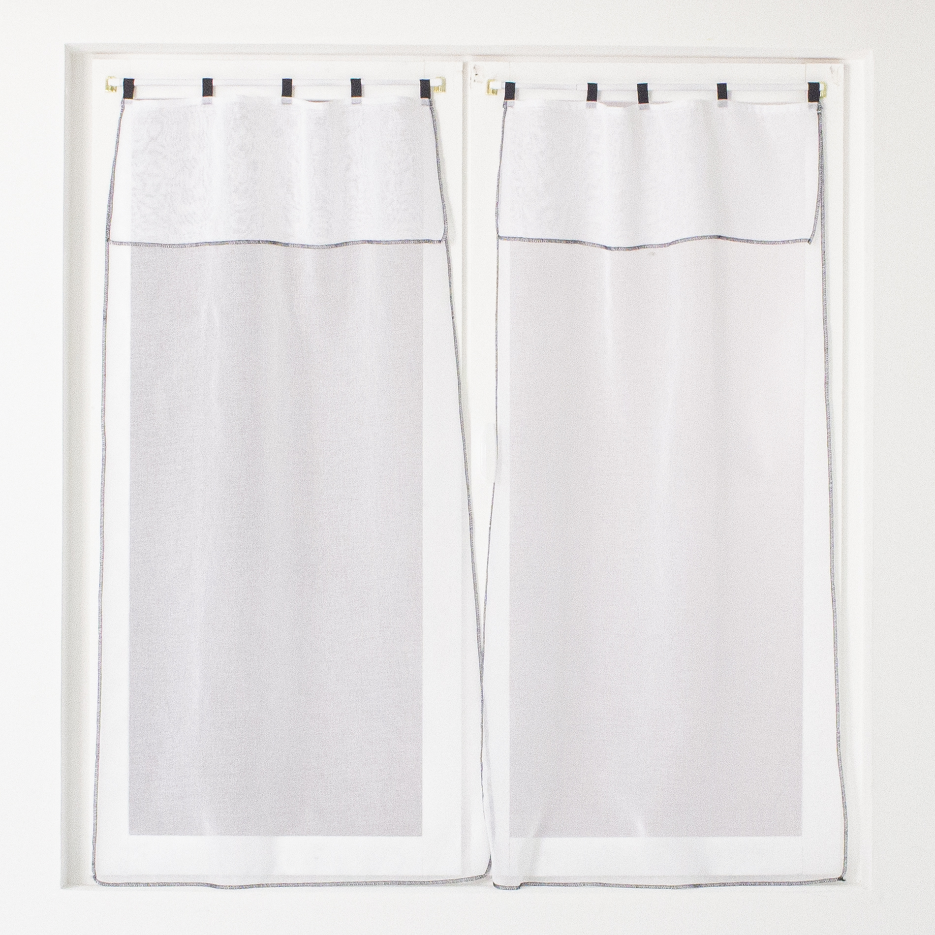 Petits vitrages droits avec volant et bourdon polyester noir 160x60 Petits vitrages droits avec volant et bourdon polyester noir 160x60
