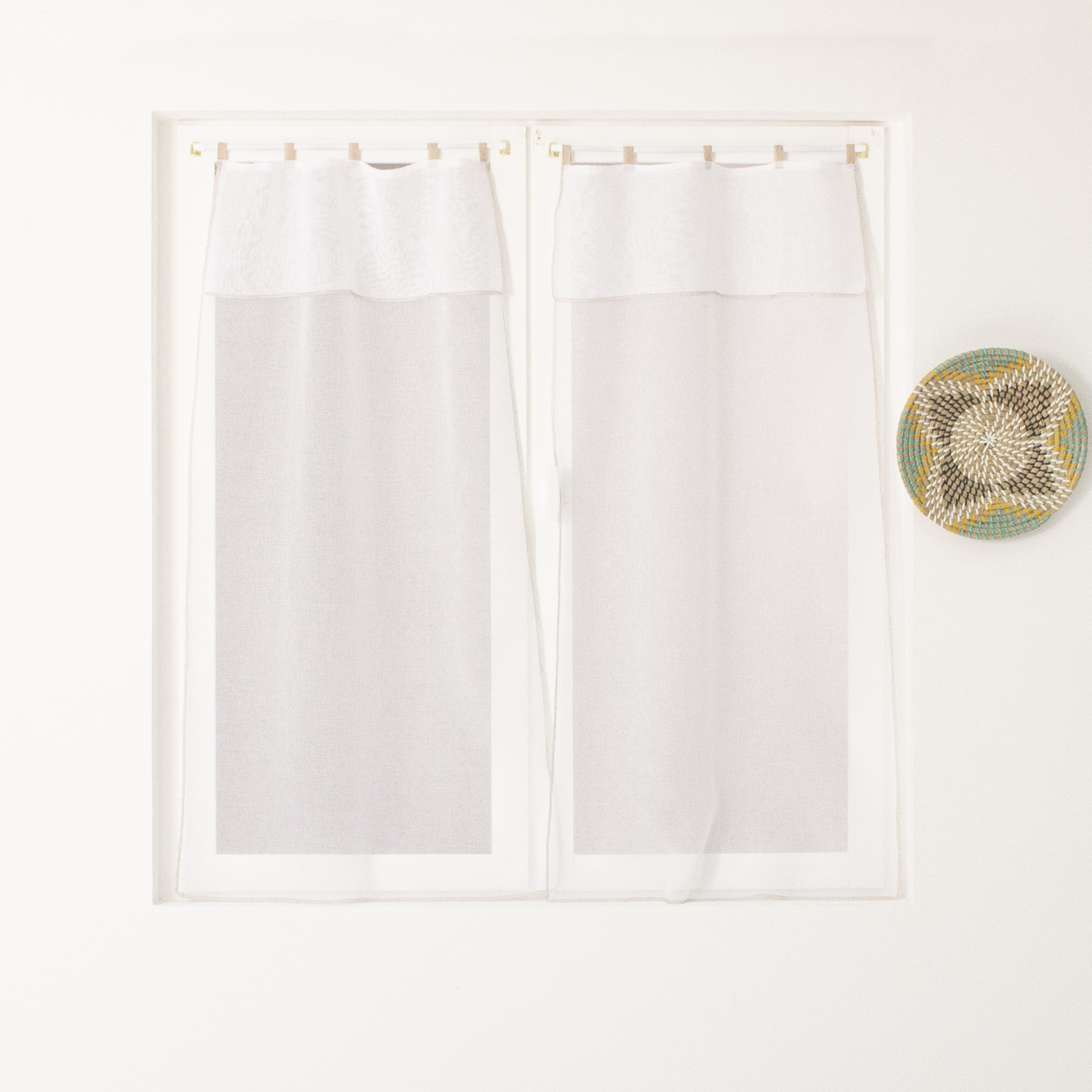 Petits vitrages droits avec volant et bourdon polyester naturel 160x60 Petits vitrages droits avec volant et bourdon polyester naturel 160x60