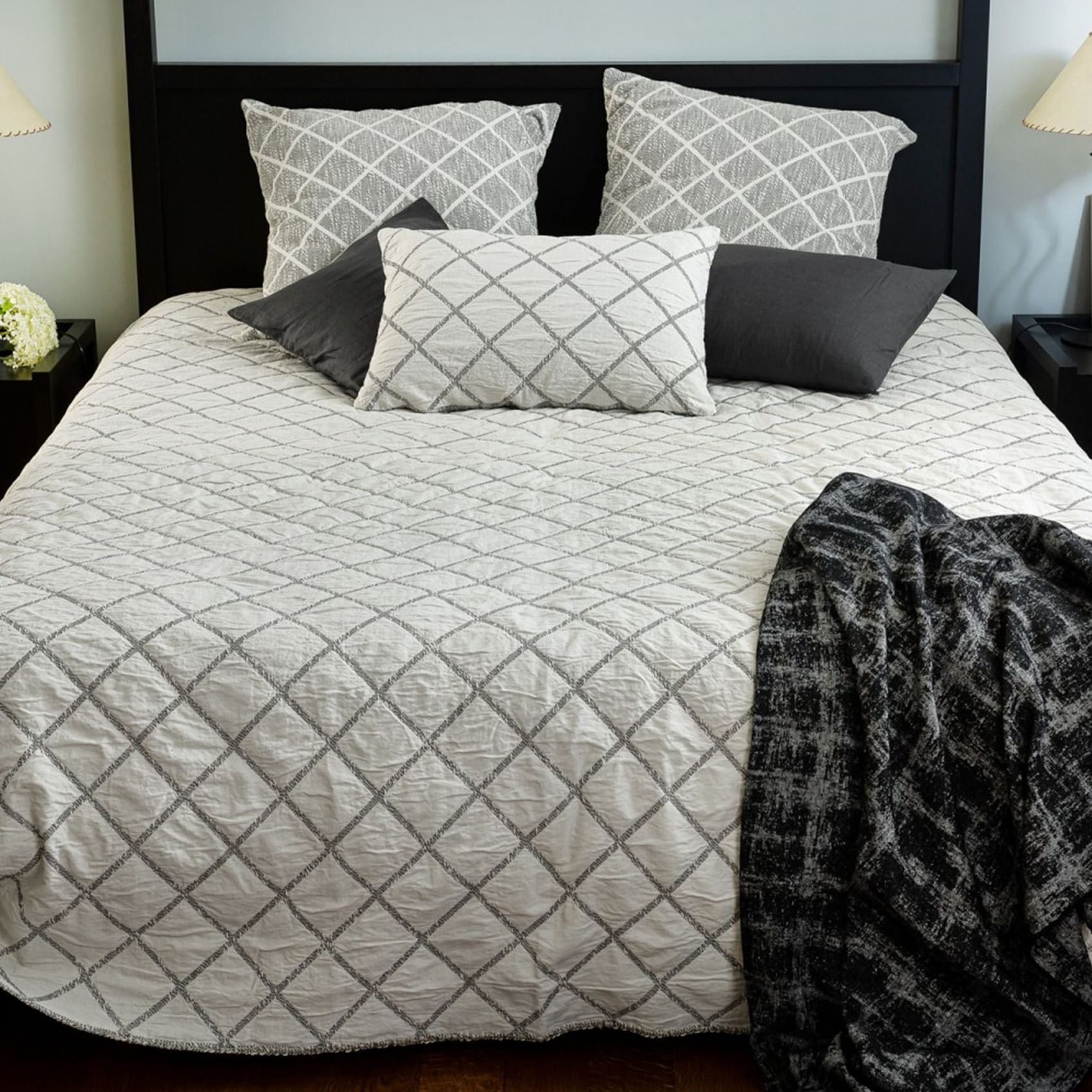 Dessus de lit réversible motif losange coton noir et ecru 250x230 Dessus de lit réversible motif losange coton noir et ecru 250x230