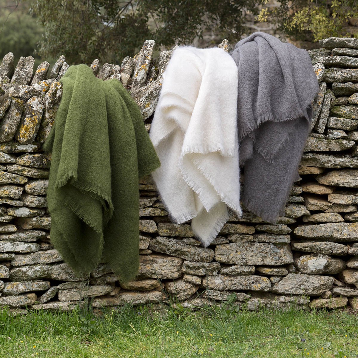 Plaid Doux Vaporeux en Laine Blanc cassé Plaid Doux Vaporeux en Laine Blanc cassé