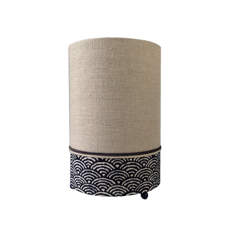 Lampe à poser cylindrique, lin naturel et motif seigaiha bleu, H 23 cm Lampe à poser cylindrique, lin naturel et motif seigaiha bleu, H 23 cm