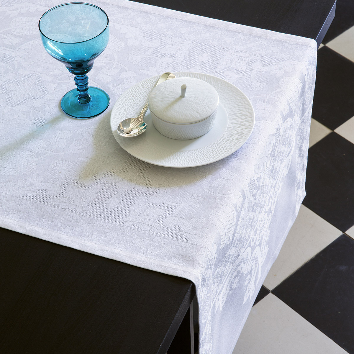 Chemin de table en coton blanc 55 x 200 (photo) Chemin de table en coton blanc 55 x 200