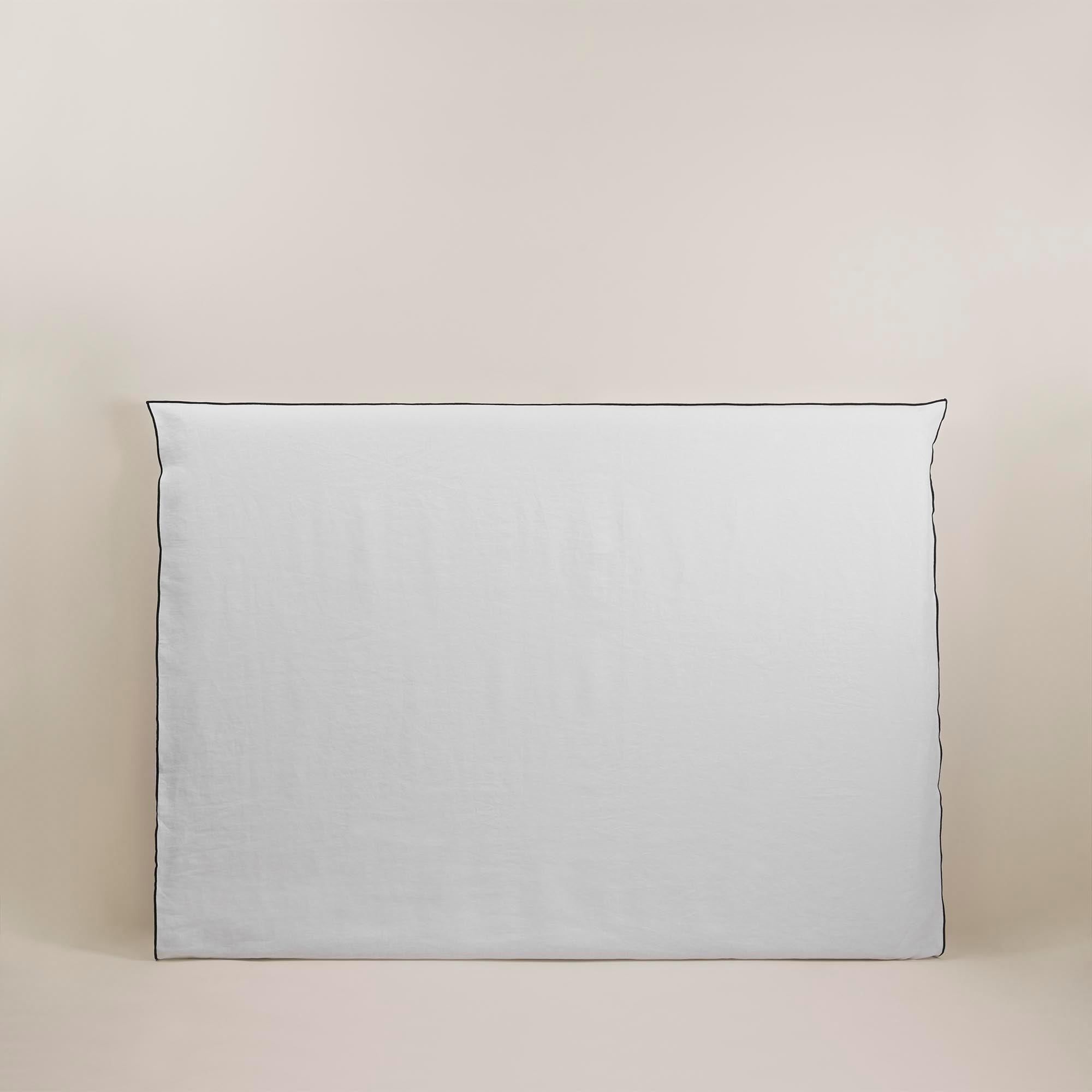 Housse de tête de lit 170x134 cm Blanc et bourdon noir (photo) Housse de tête de lit 170x134 cm Blanc et bourdon noir