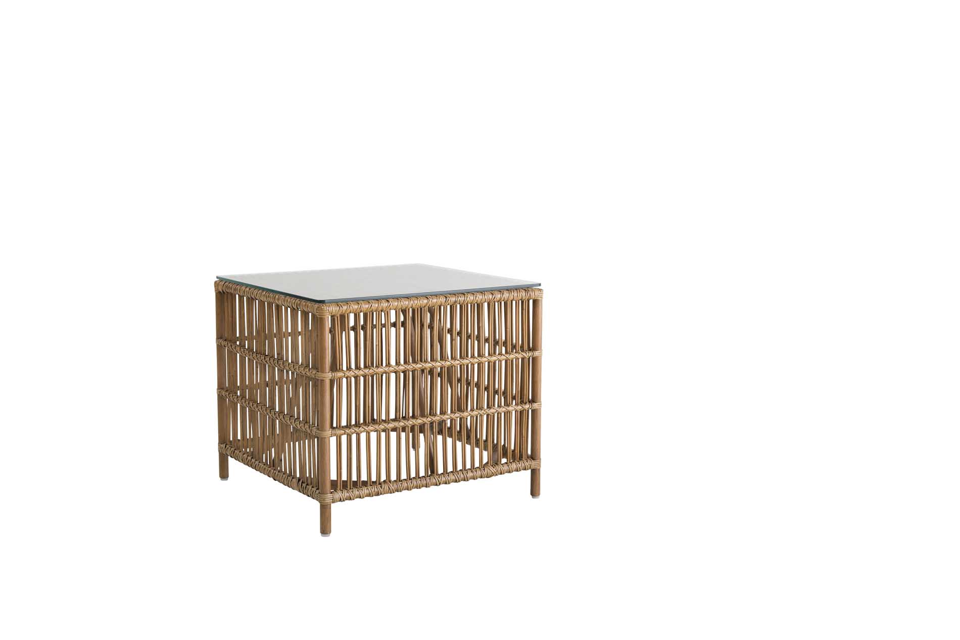 Tables basse carrée en rotin antique Tables basse carrée en rotin antique