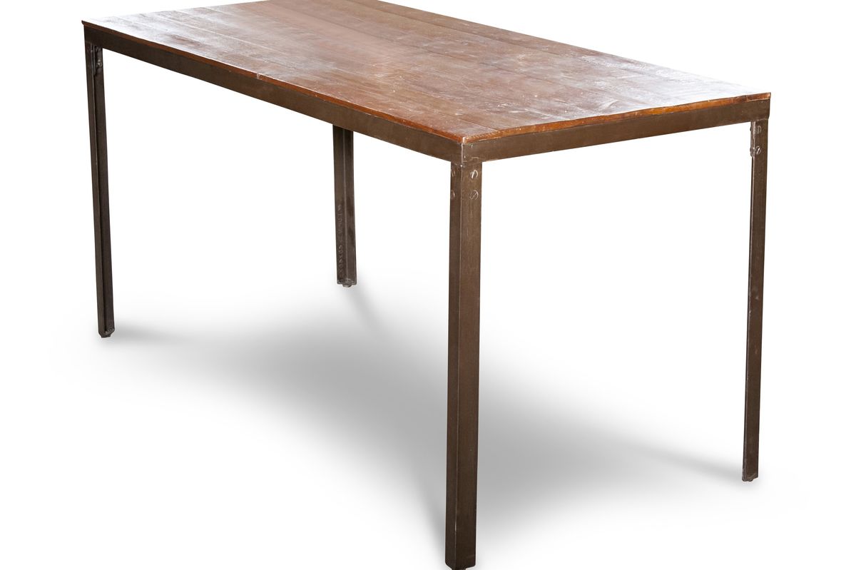Table industrielle en bois marron