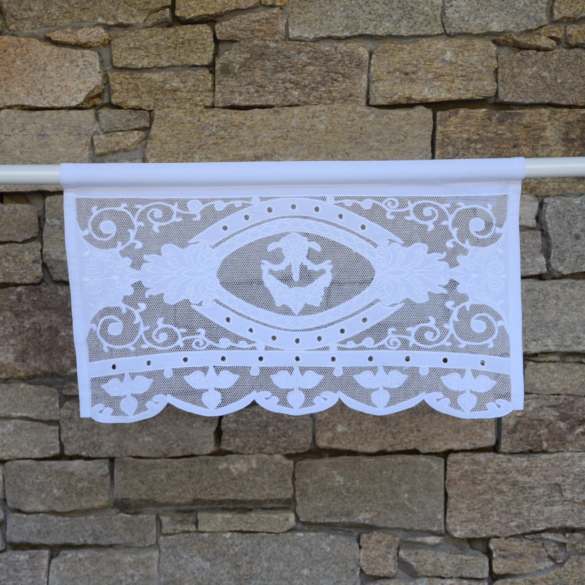Cantonnière avec broderie sur filet 60X31 CM Cantonnière avec broderie sur filet 60X31 CM