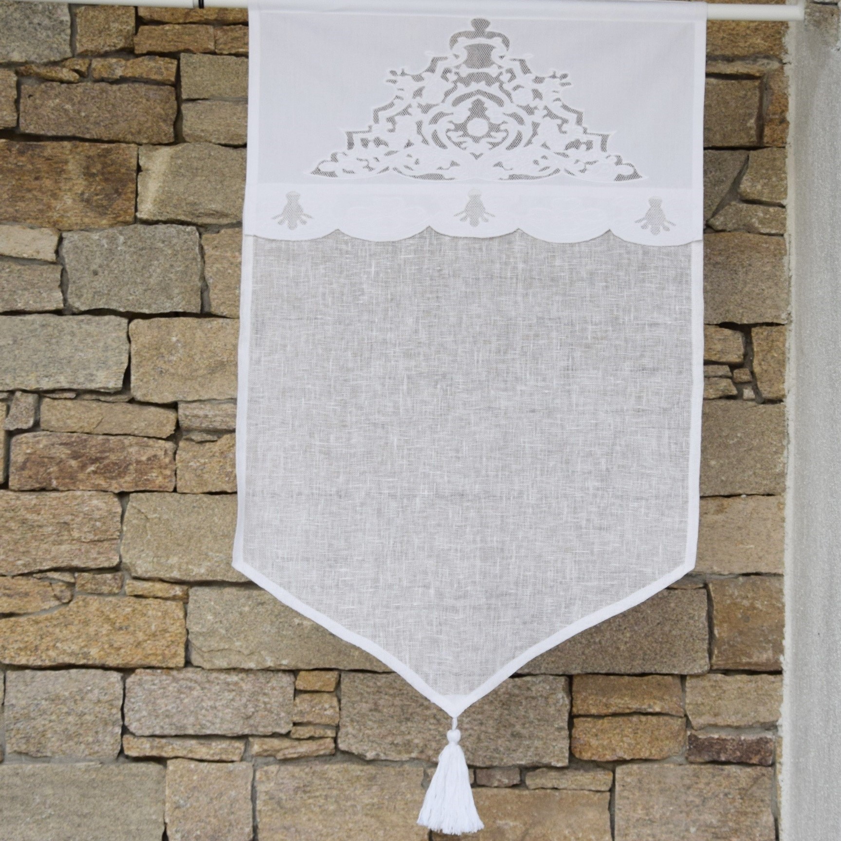 Brise bise en lin blanc et broderies 45X120 CM Brise bise en lin blanc et broderies 45X120 CM