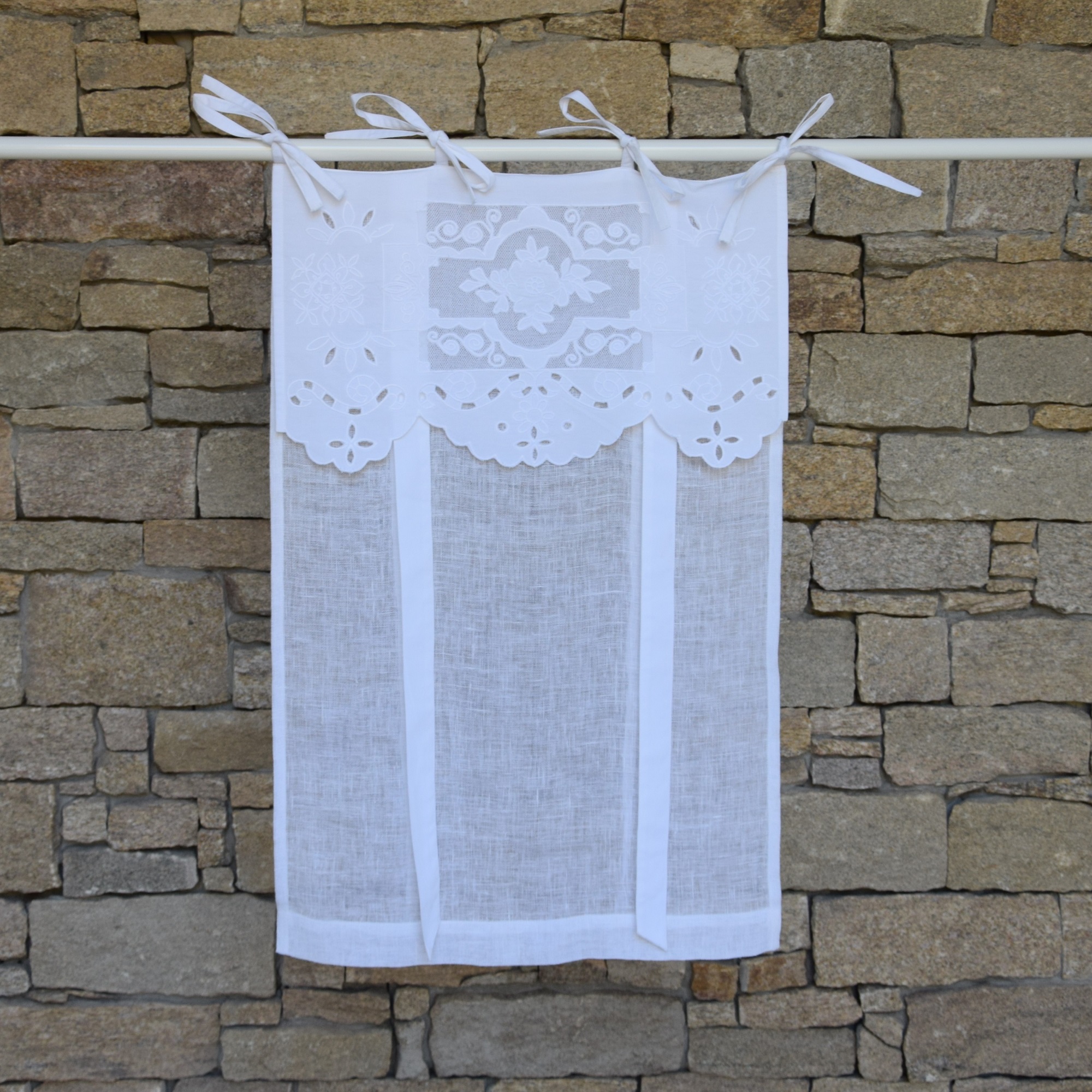 Store en lin blanc et broderies 45X120 CM (photo) Store en lin blanc et broderies 45X120 CM