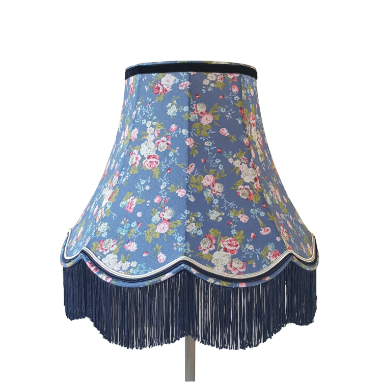 Abat-jour rétro, pagode avec franges, tissu fleuri fond bleu, Ø 30 cm (photo) Abat-jour rétro, pagode avec franges, tissu fleuri fond bleu, Ø 30 cm