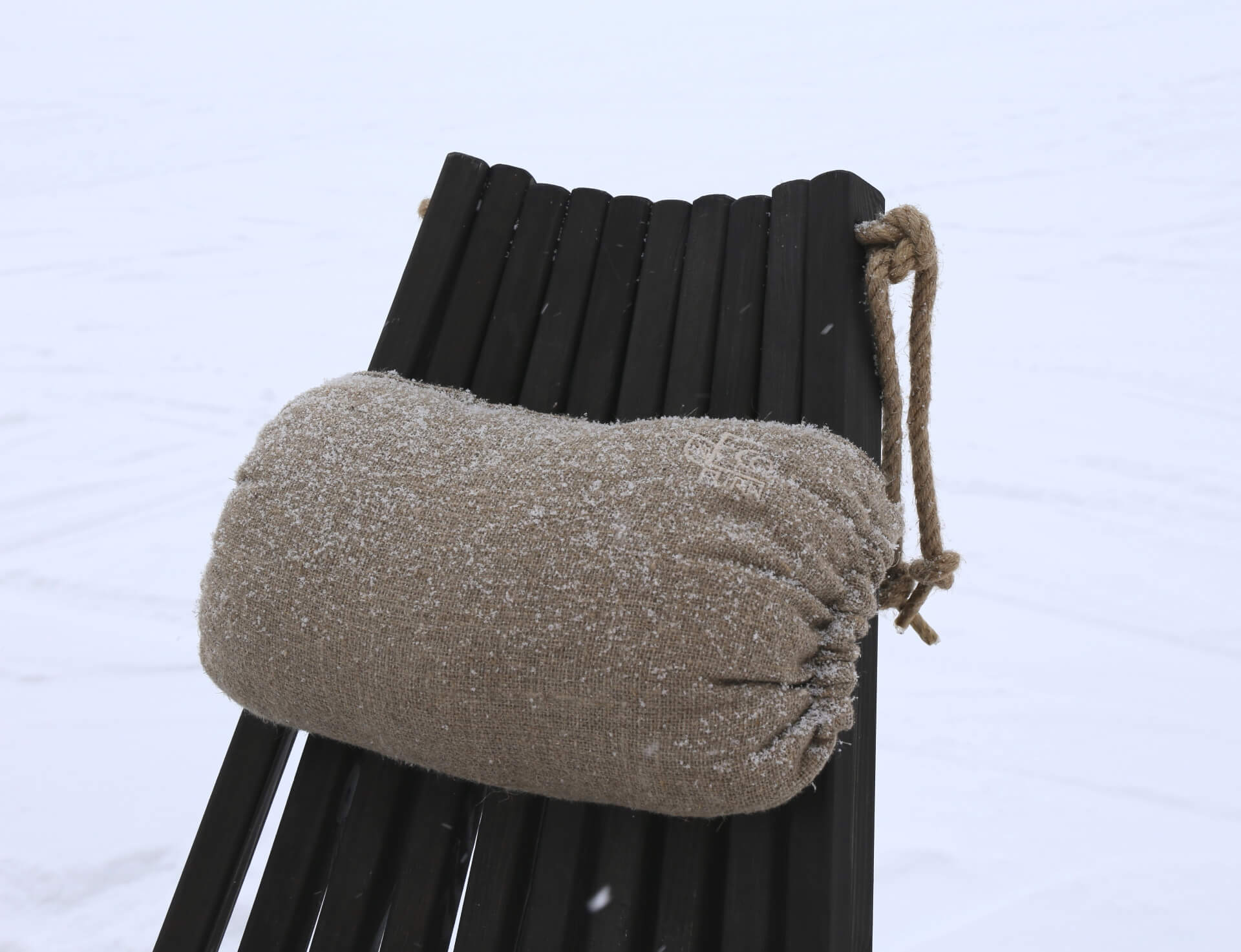 Chilienne pliante en aulne massif huilée noire avec coussin Chilienne pliante en aulne massif huilée noire avec coussin