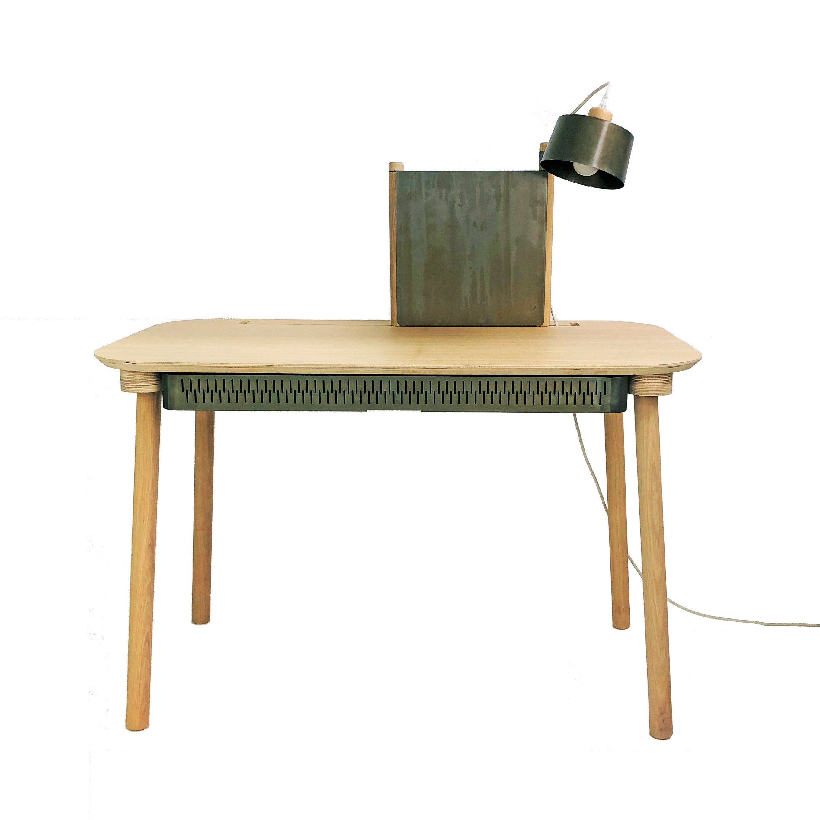 Bureau avec tiroir, séparateur et lampe en chêne et métal vernis BRUT