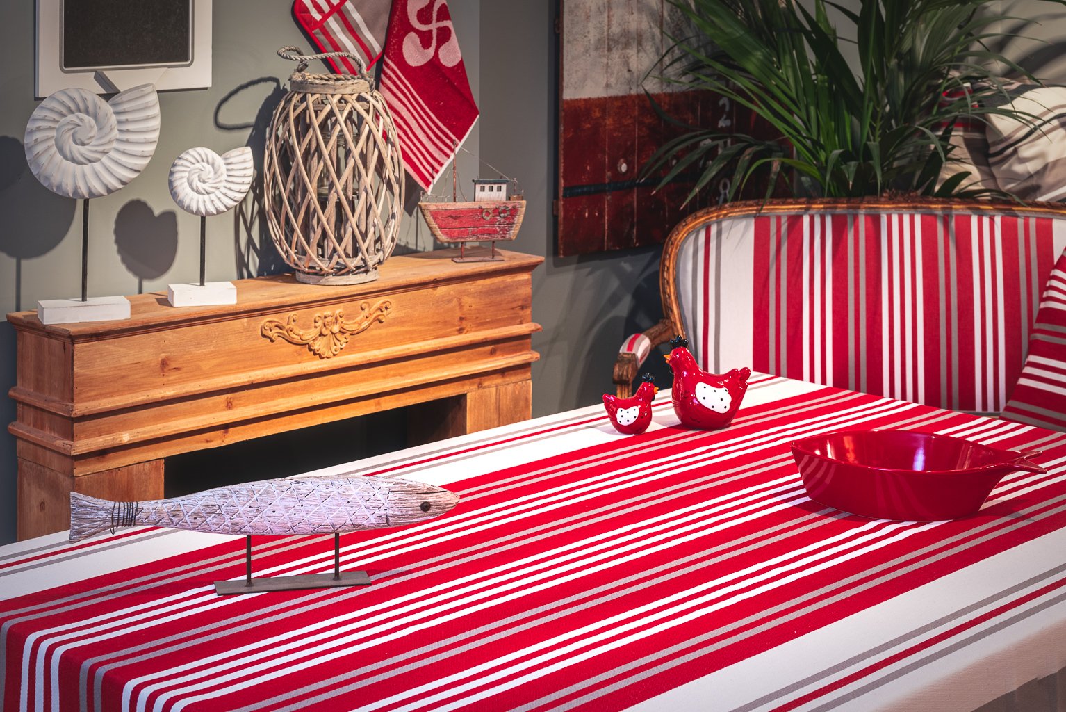 Nappe anti-taches 100% Coton de satin rouge 250 x 160 cm (photo) Nappe anti-taches 100% Coton de satin rouge 250 x 160 cm