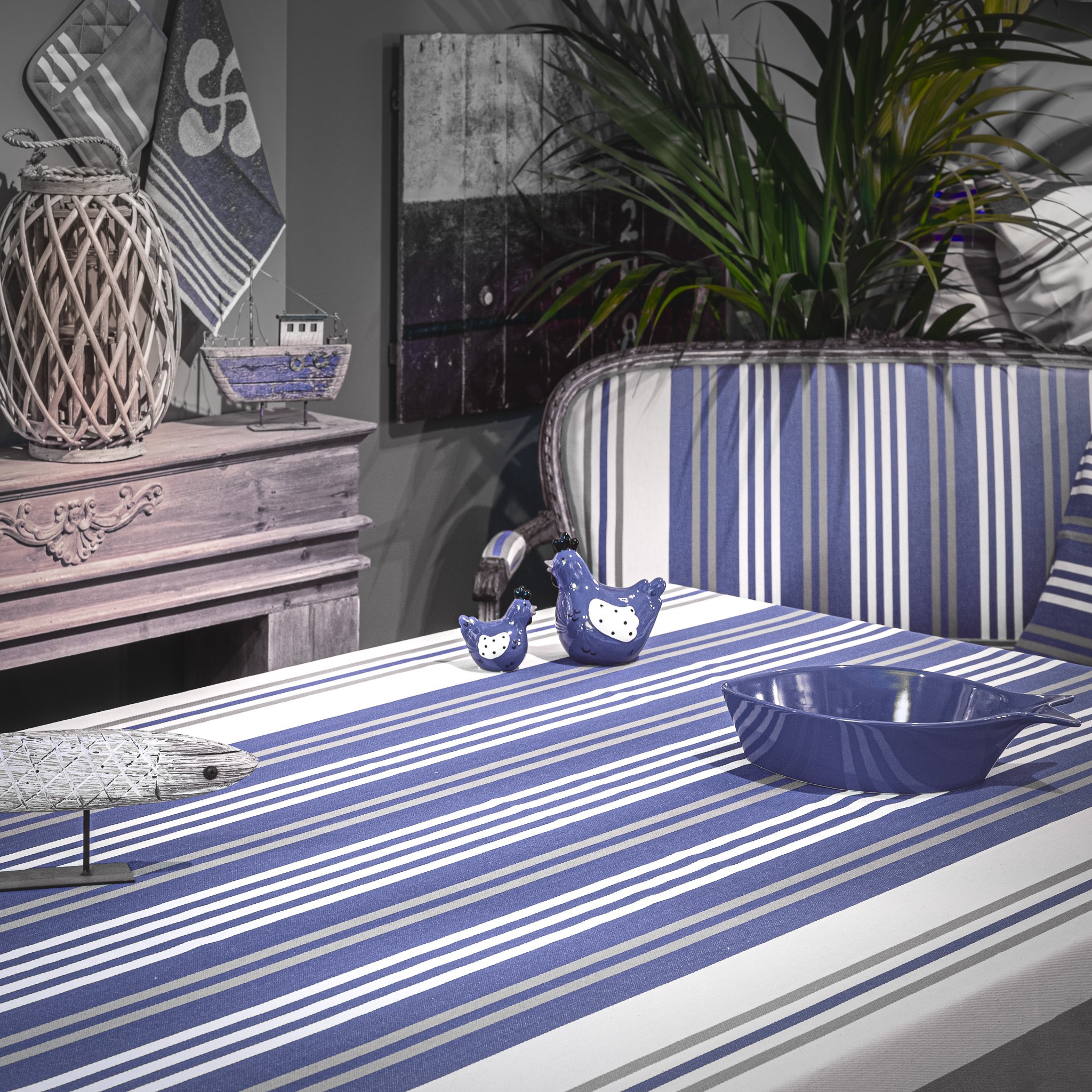 Nappe anti taches 100% Coton de satin bleu 350 x 160cm (photo) Nappe anti taches 100% Coton de satin bleu 350 x 160cm