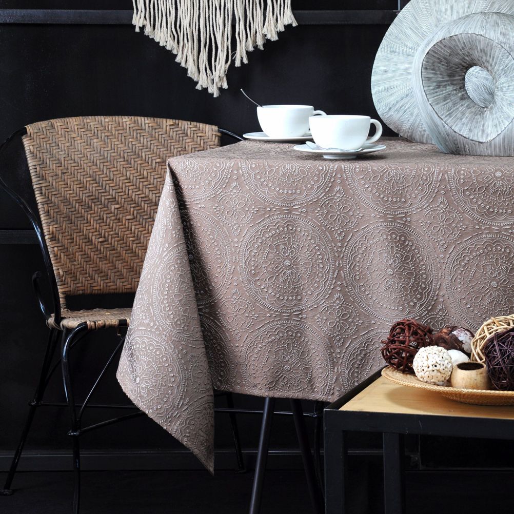 Nappe rectangulaire brodée taupe 140x240 Nappe rectangulaire brodée taupe 140x240