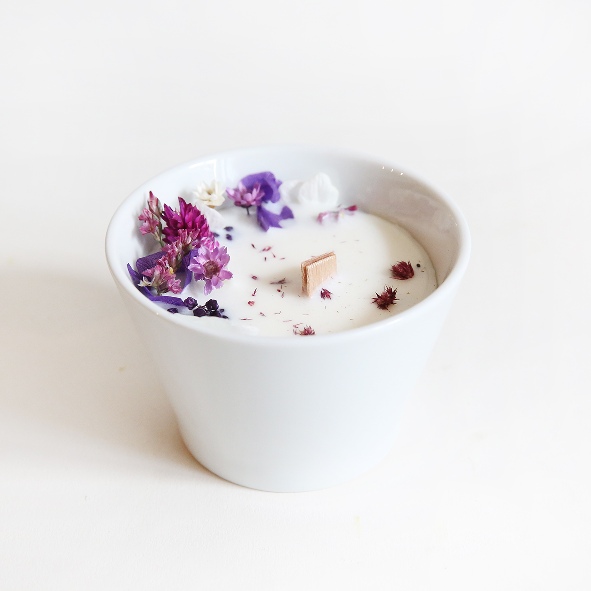 Bougie fleurie cire de soja et fleurs séchées mini violette Bougie fleurie cire de soja et fleurs séchées mini violette