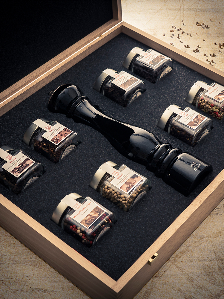 Coffret Prestige Moulin à poivre Paris laqué noir 30cm et 8 poivres Coffret Prestige Moulin à poivre Paris laqué noir 30cm et 8 poivres