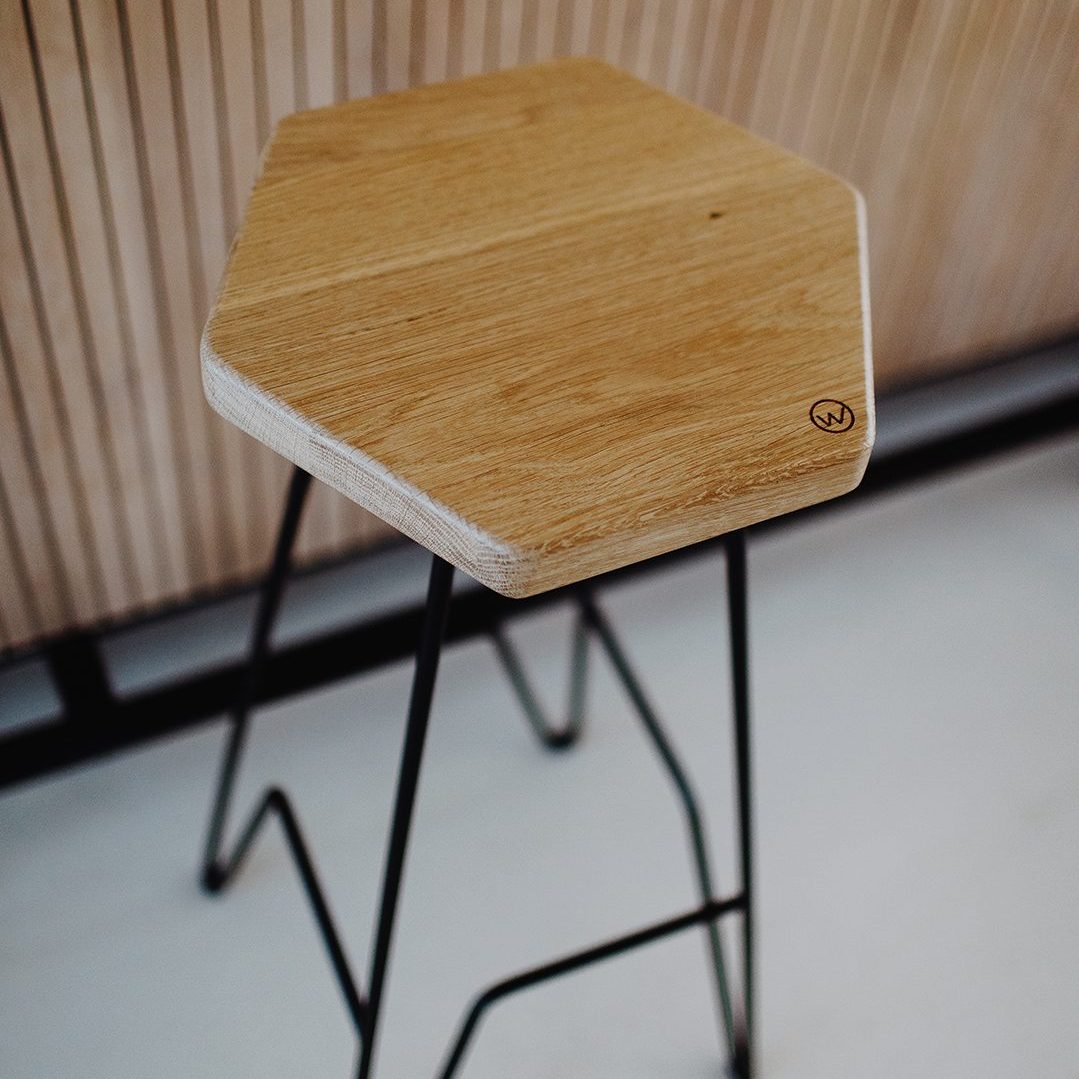 Tabouret bar en chêne massif gravure Wood H65 cm