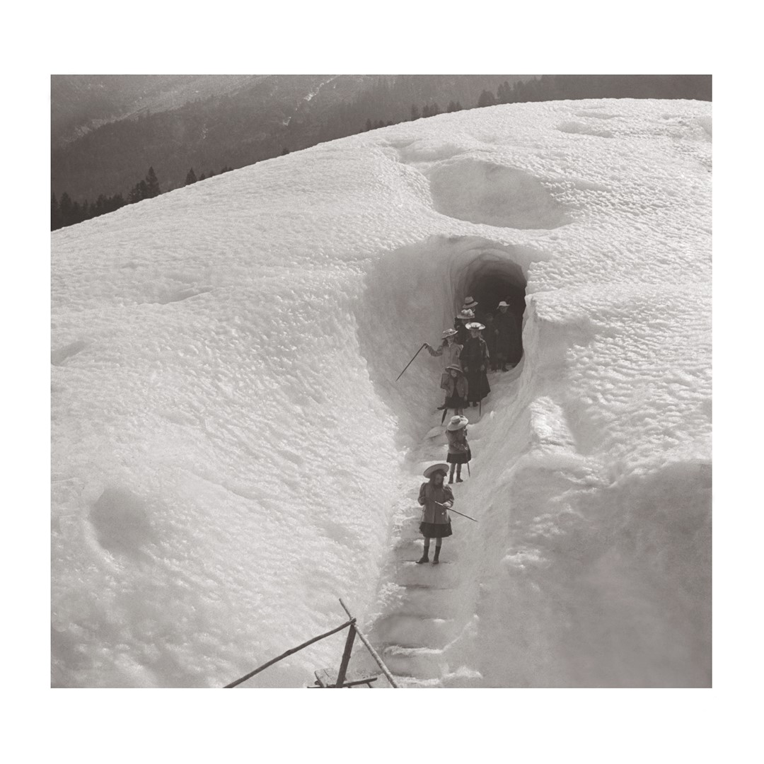 Photo ancienne noir et blanc montagne n°26 cadre noir 30x30cm Photo ancienne noir et blanc montagne n°26 cadre noir 30x30cm