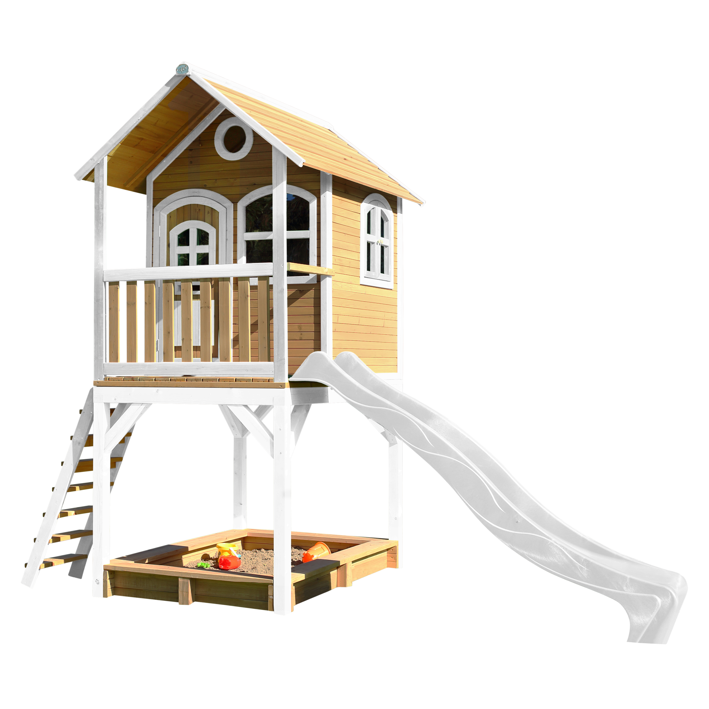 Cabane en bois sur pilotis avec toboggan blanc Cabane en bois sur pilotis avec toboggan blanc