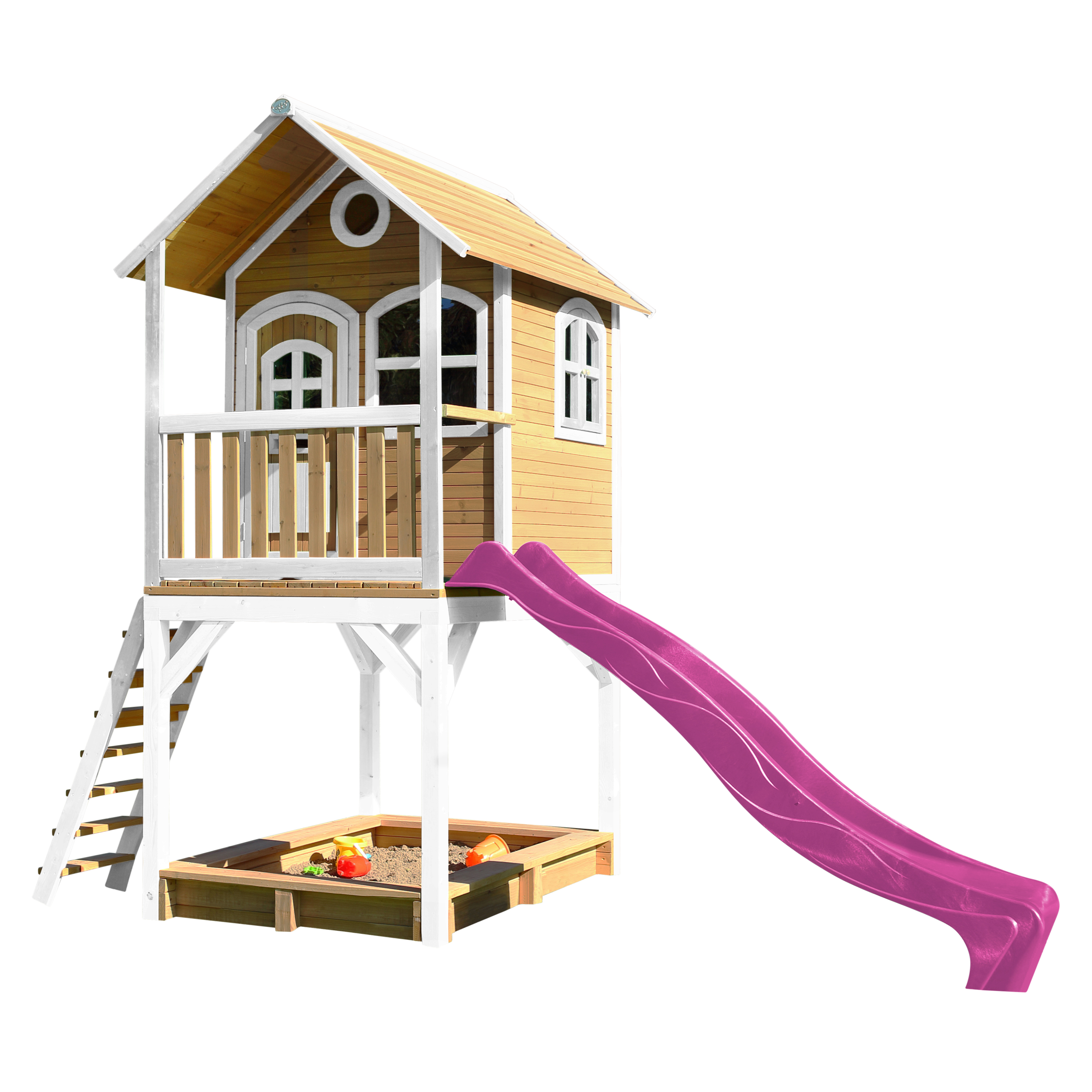 Cabane en bois sur pilotis avec toboggan violet Cabane en bois sur pilotis avec toboggan violet
