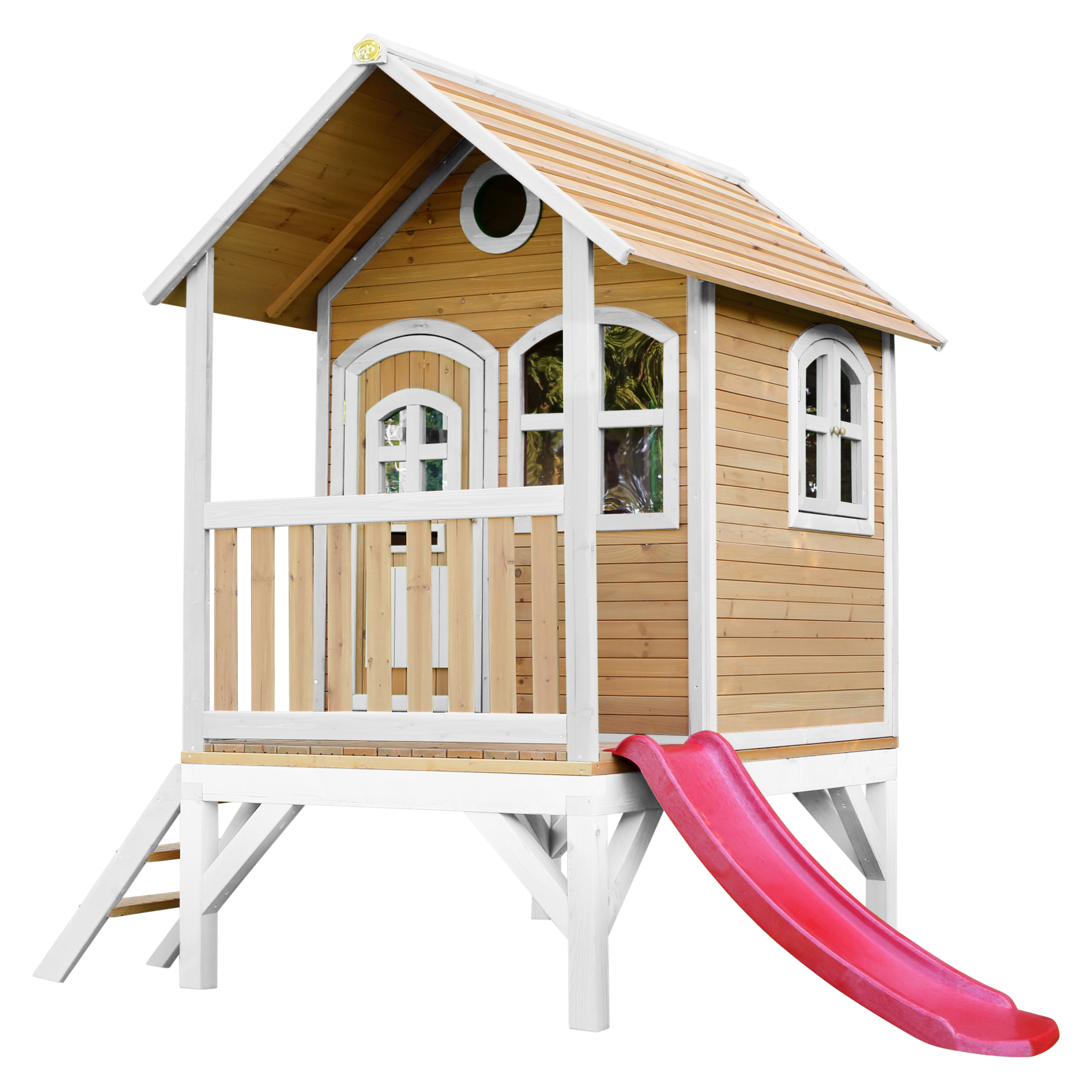 Cabane en bois brun et blanc avec toboggan rouge Cabane en bois brun et blanc avec toboggan rouge
