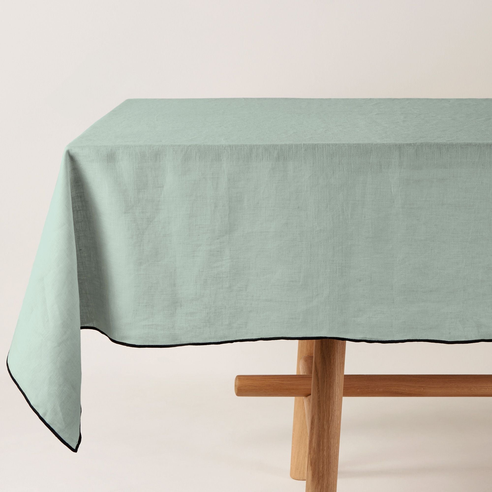Nappe rectangulaire 170x320 cm Vert amande et bourdon noir en Lin Nappe rectangulaire 170x320 cm Vert amande et bourdon noir en Lin