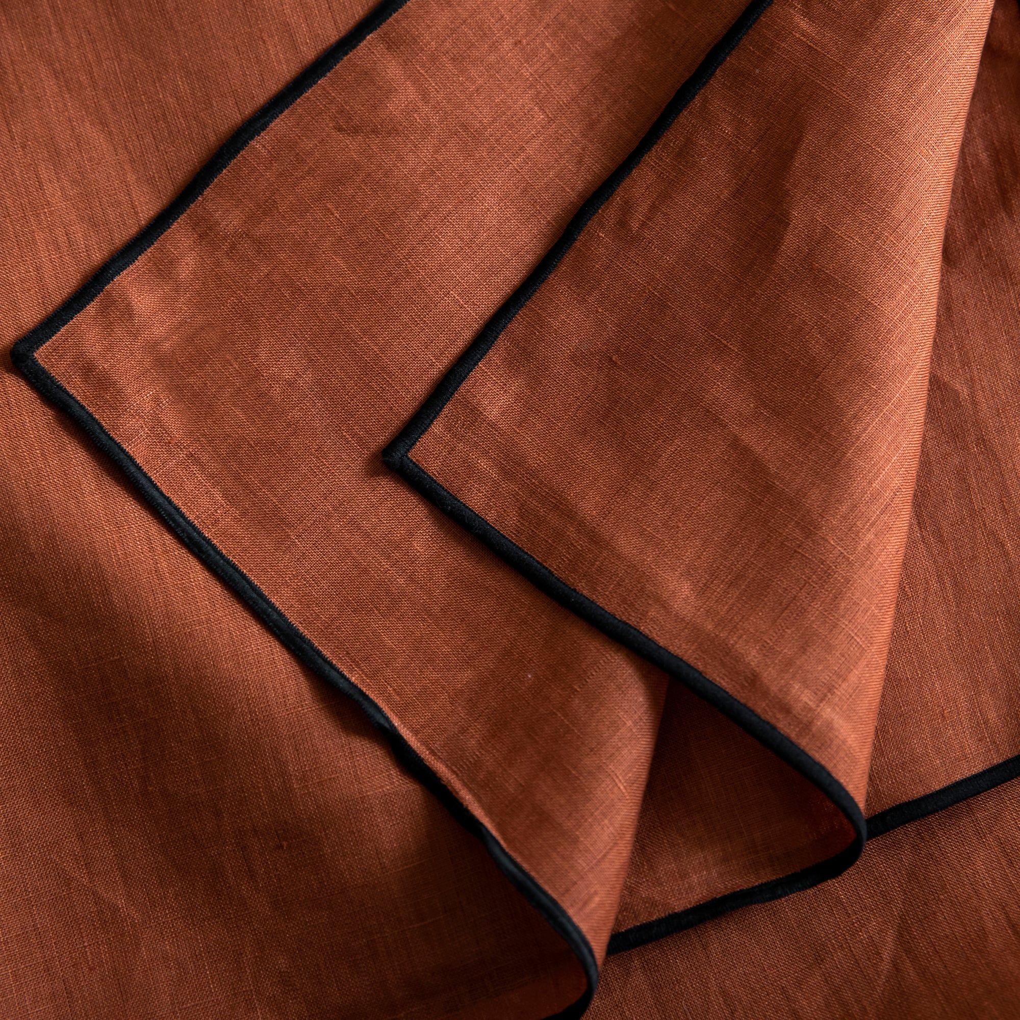 nappe rectangulaire en coton terracotta et bourdon noir 170x320 cm