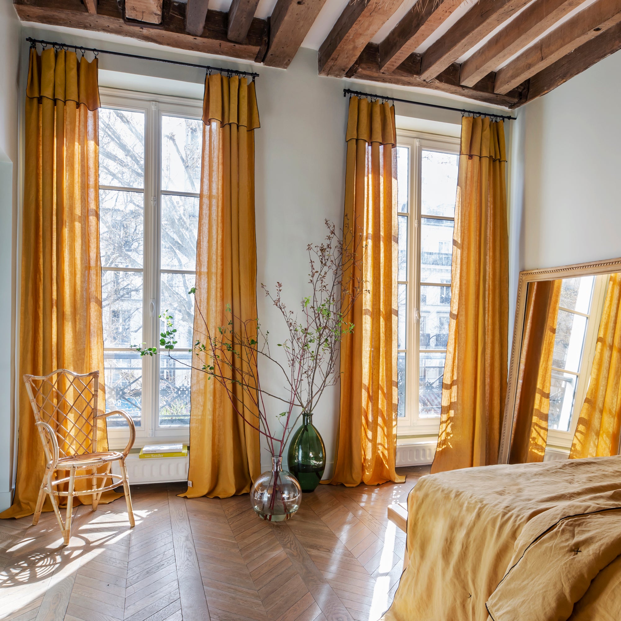 Panneau 350x280 cm Ocre et bourdon noir en Lin Panneau 350x280 cm Ocre et bourdon noir en Lin