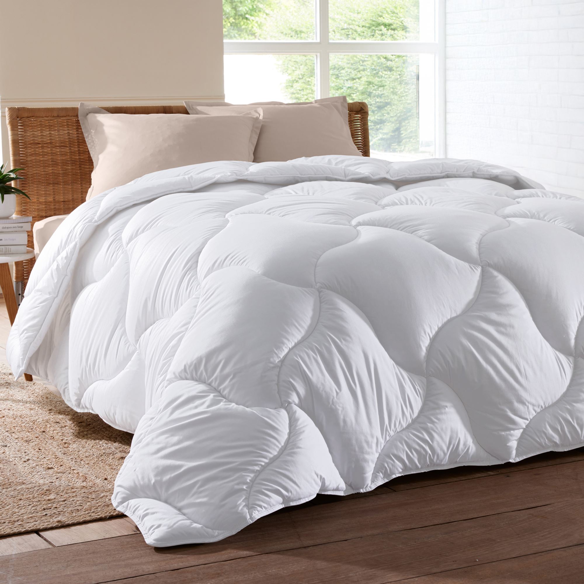 Couette légère 140x200 blanc en polyester 200 g/m2 Couette légère 140x200 blanc en polyester 200 g/m2