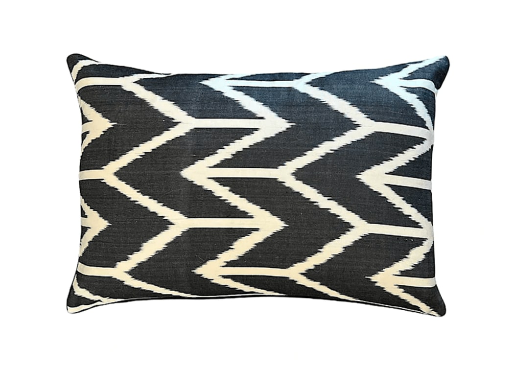 Housse de coussin en soie ikat noir 40x60 Housse de coussin en soie ikat noir 40x60
