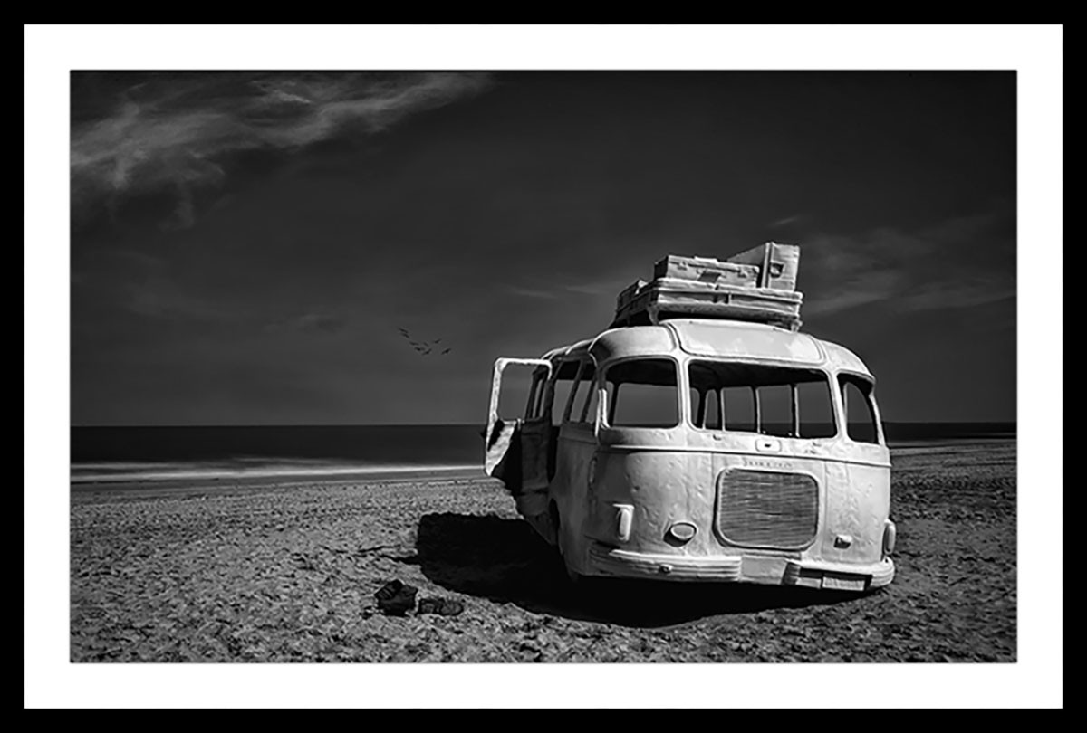 Affiche sous cadre noir beached bus 90x60cm Affiche sous cadre noir beached bus 90x60cm
