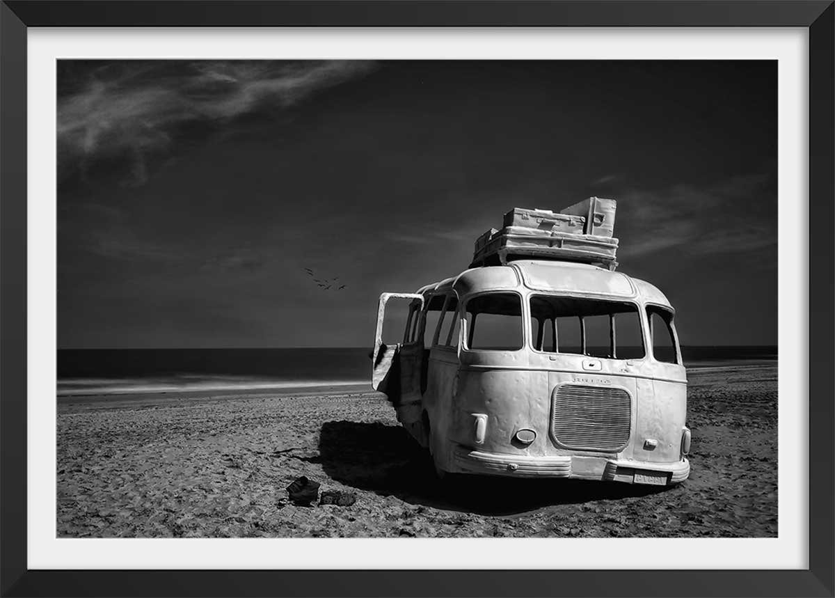 Affiche beached bus Affiche sous cadre noir Affiche beached bus Affiche sous cadre noir