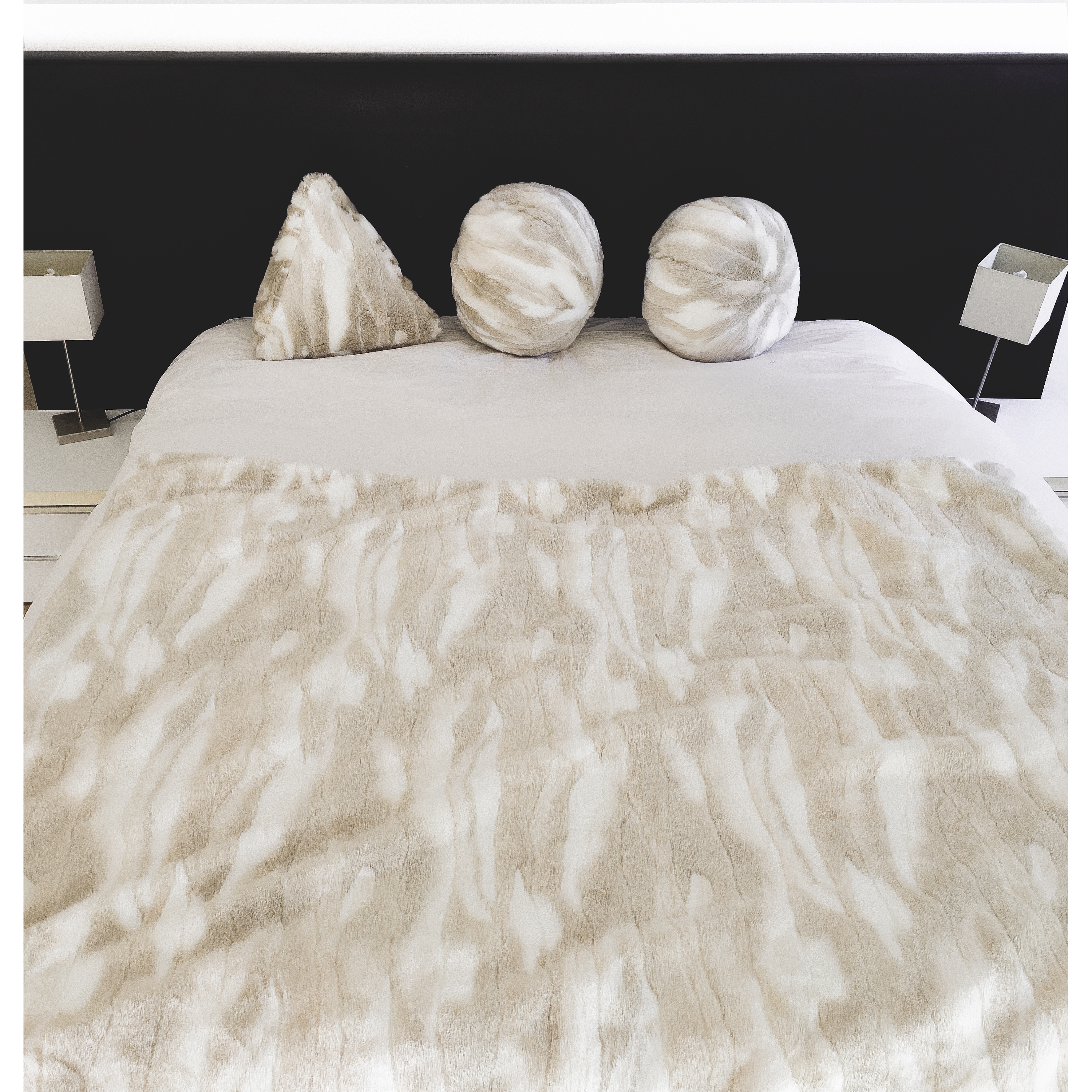 Plaid en fausse fourrure beige et blanche Plaid en fausse fourrure beige et blanche